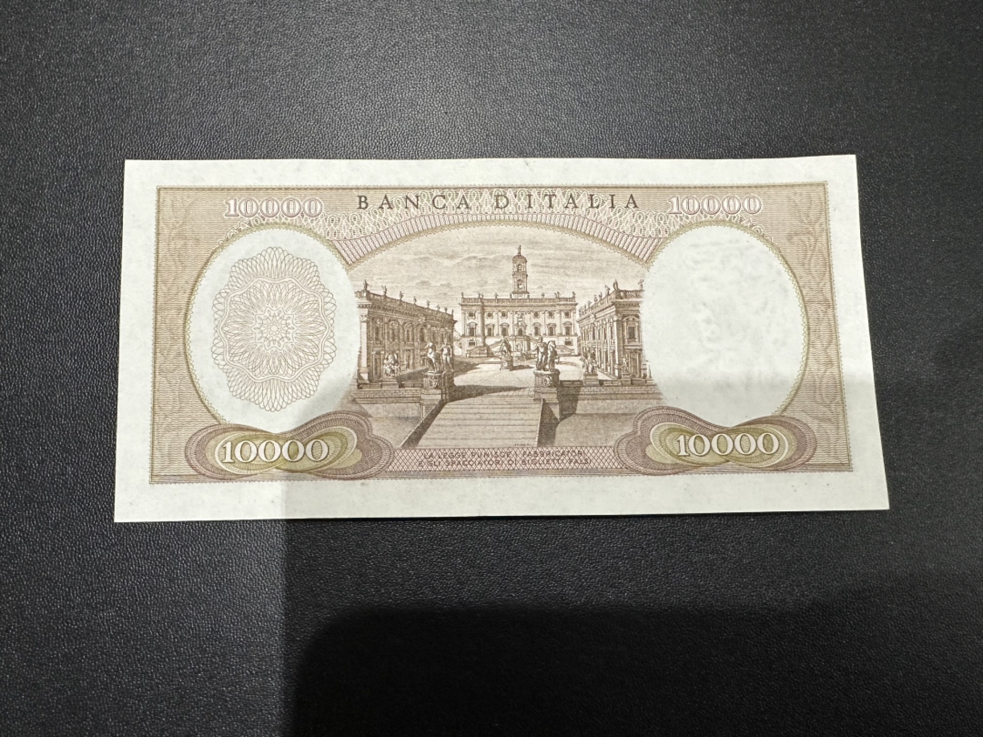 《外钞收藏家》第二百四十二期（连拍场） 意大利1万里拉 有瑕疵 UNC-