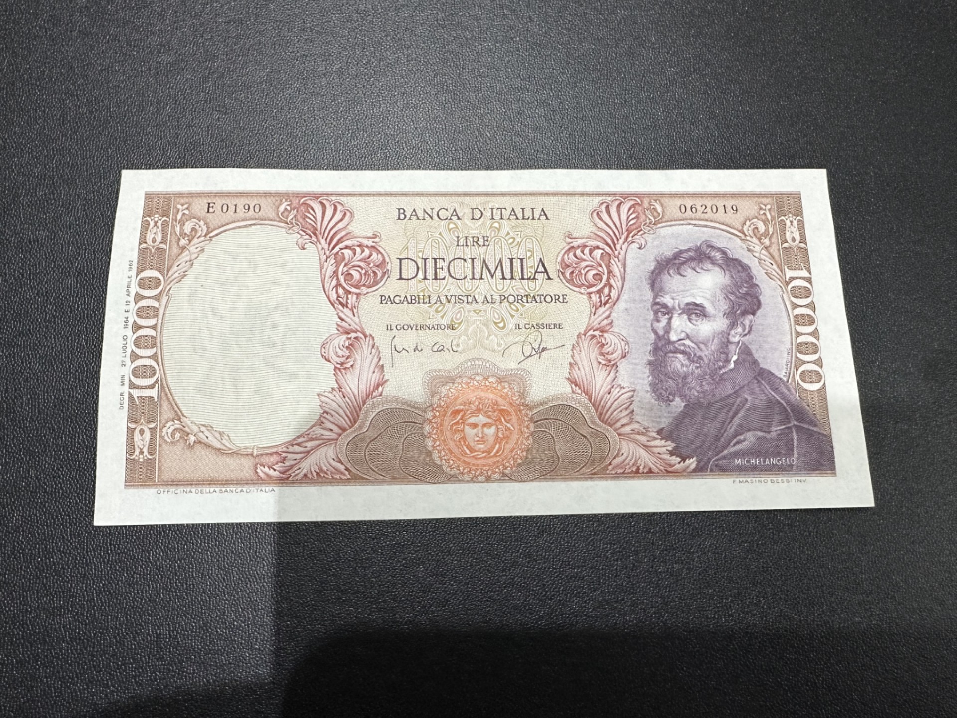 《外钞收藏家》第二百四十二期（连拍场） 意大利1万里拉 有瑕疵 UNC-