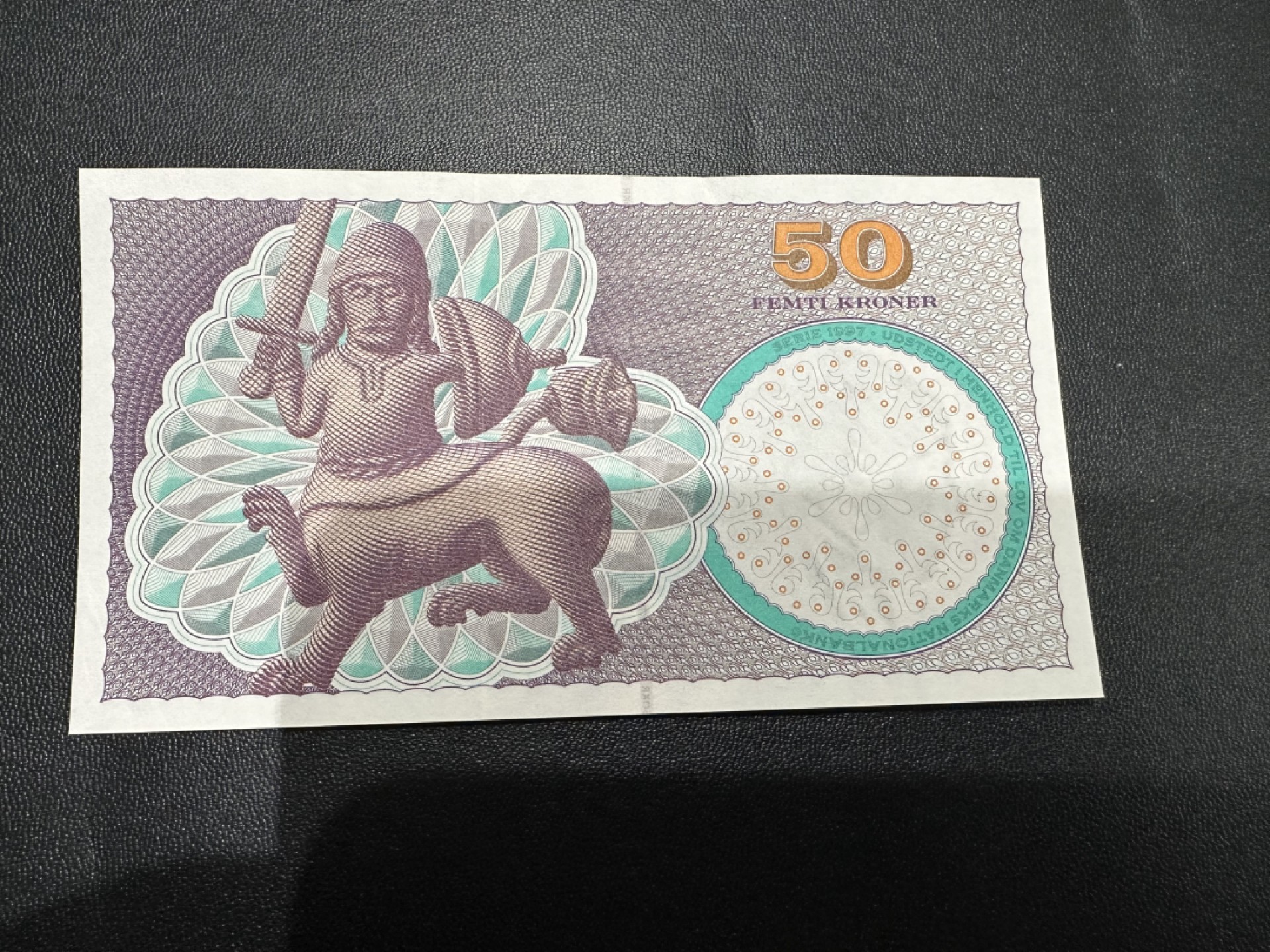 《外钞收藏家》第二百四十二期（连拍场） 丹麦浮雕版50克朗 初版 单于有一个撕口请注意
