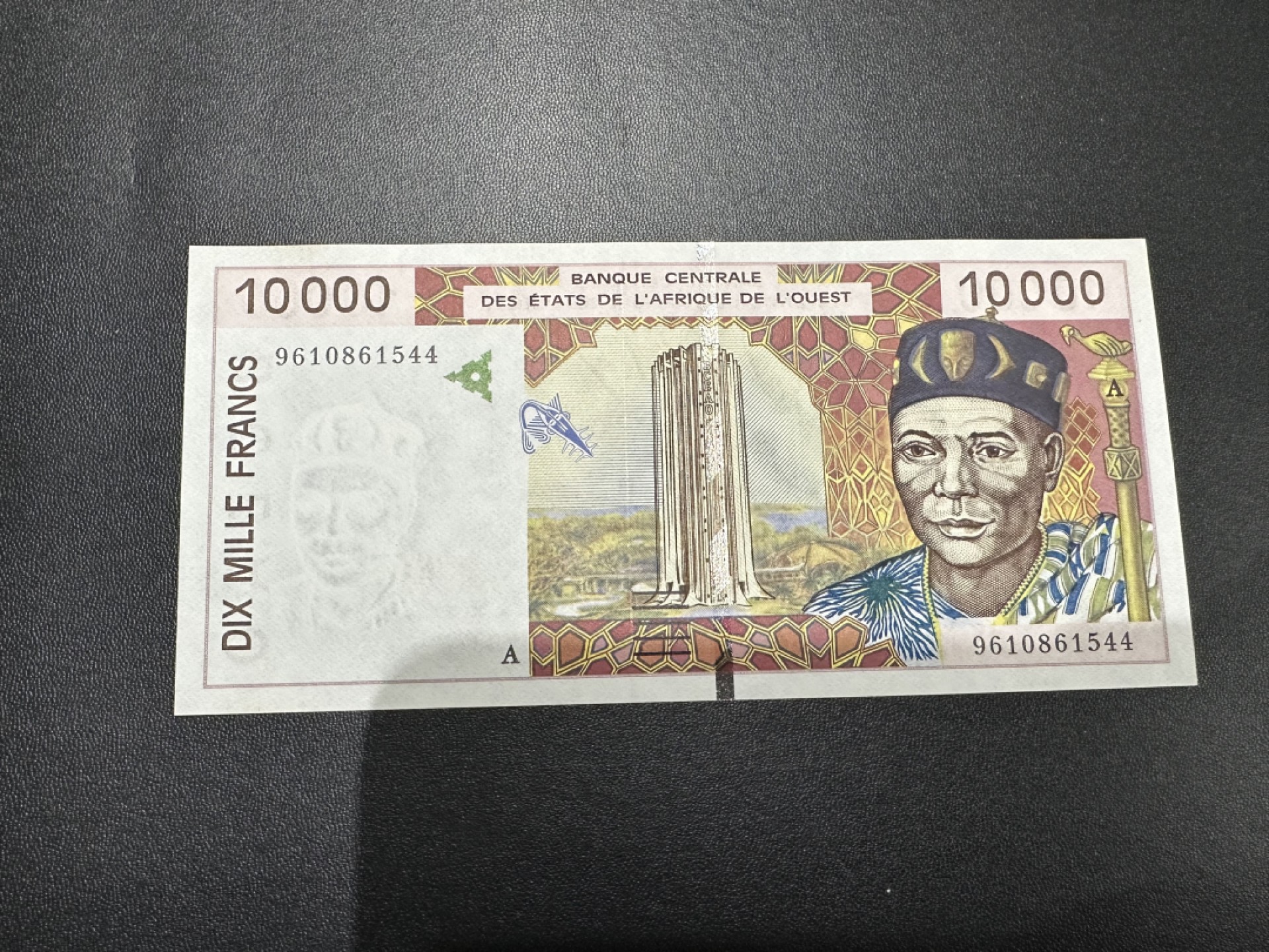 《外钞收藏家》第二百四十二期（连拍场） 西非1万法郎 全新 轻微潮