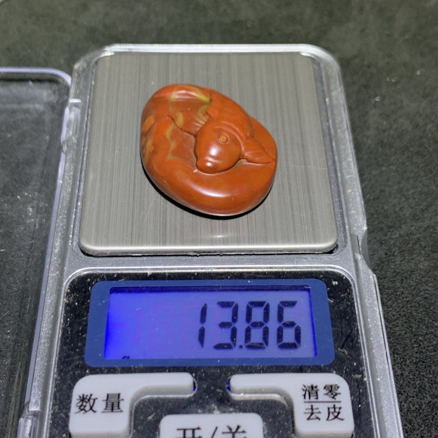精美战国红玛瑙雕刻年年有鱼随形吊坠一个！