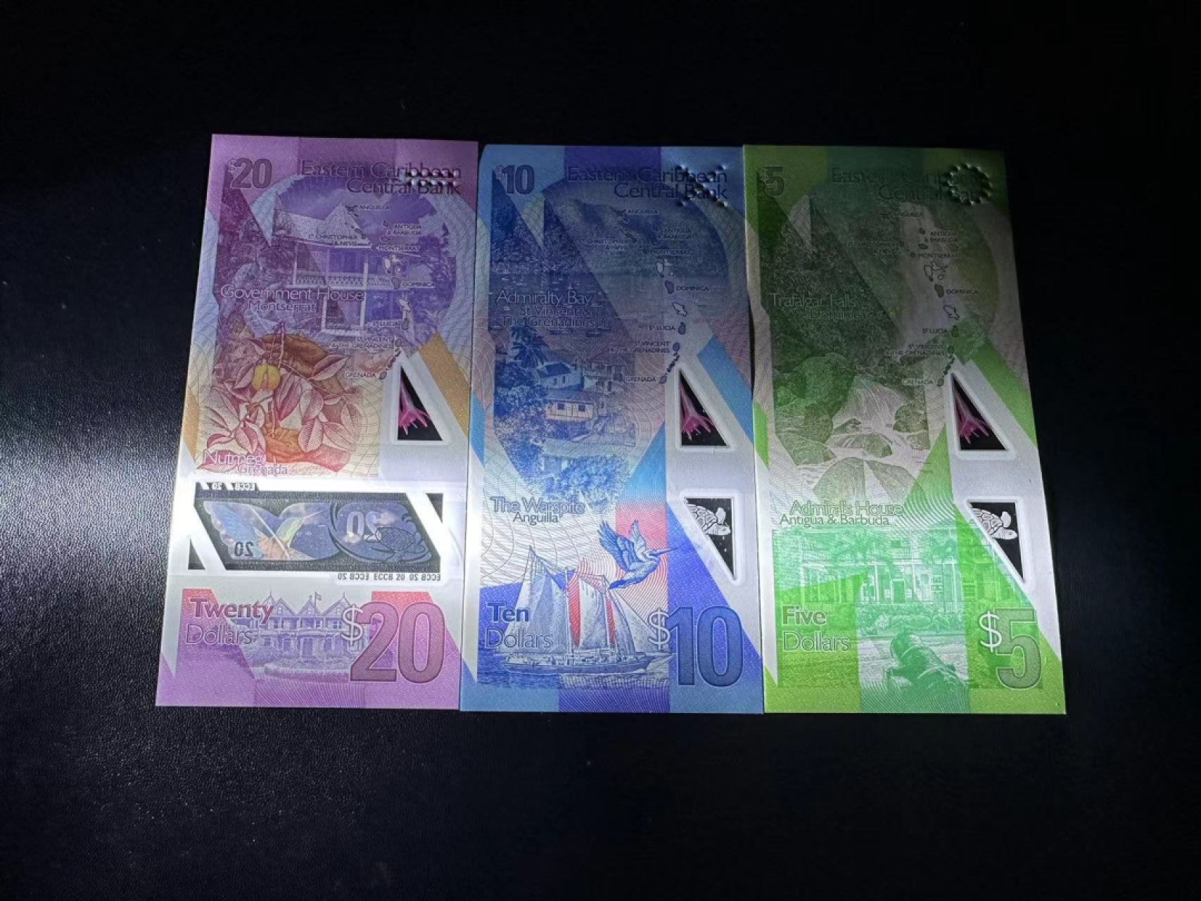 《外钞收藏家》第二百四十二期（连拍场） 东加勒比5、10、20三张一起 全新UNC