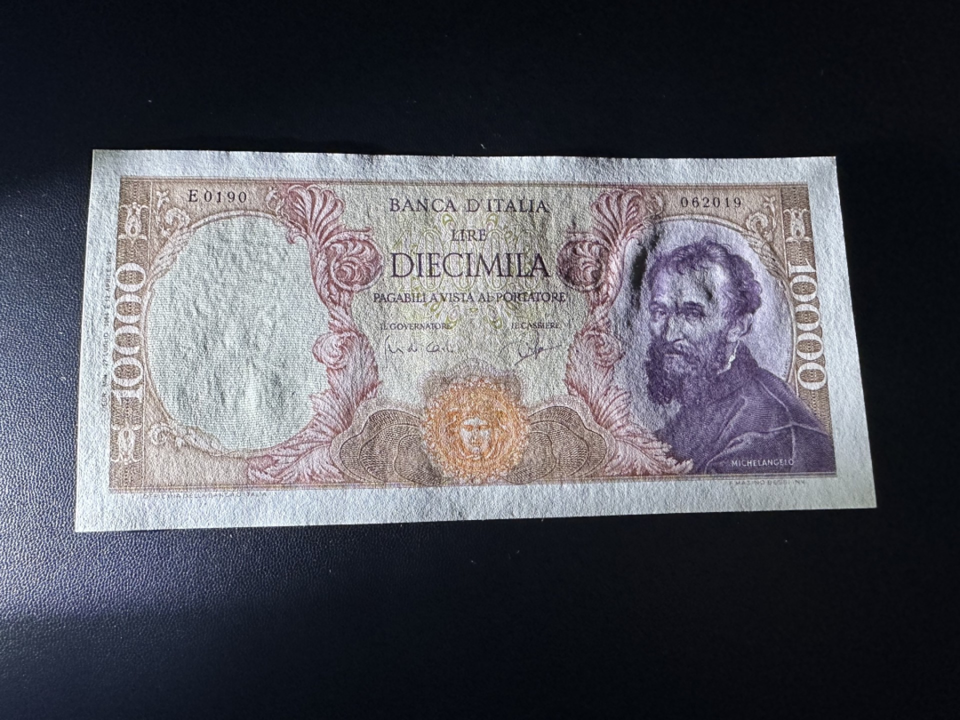 《外钞收藏家》第二百四十二期（连拍场） 意大利1万里拉 有瑕疵 UNC-