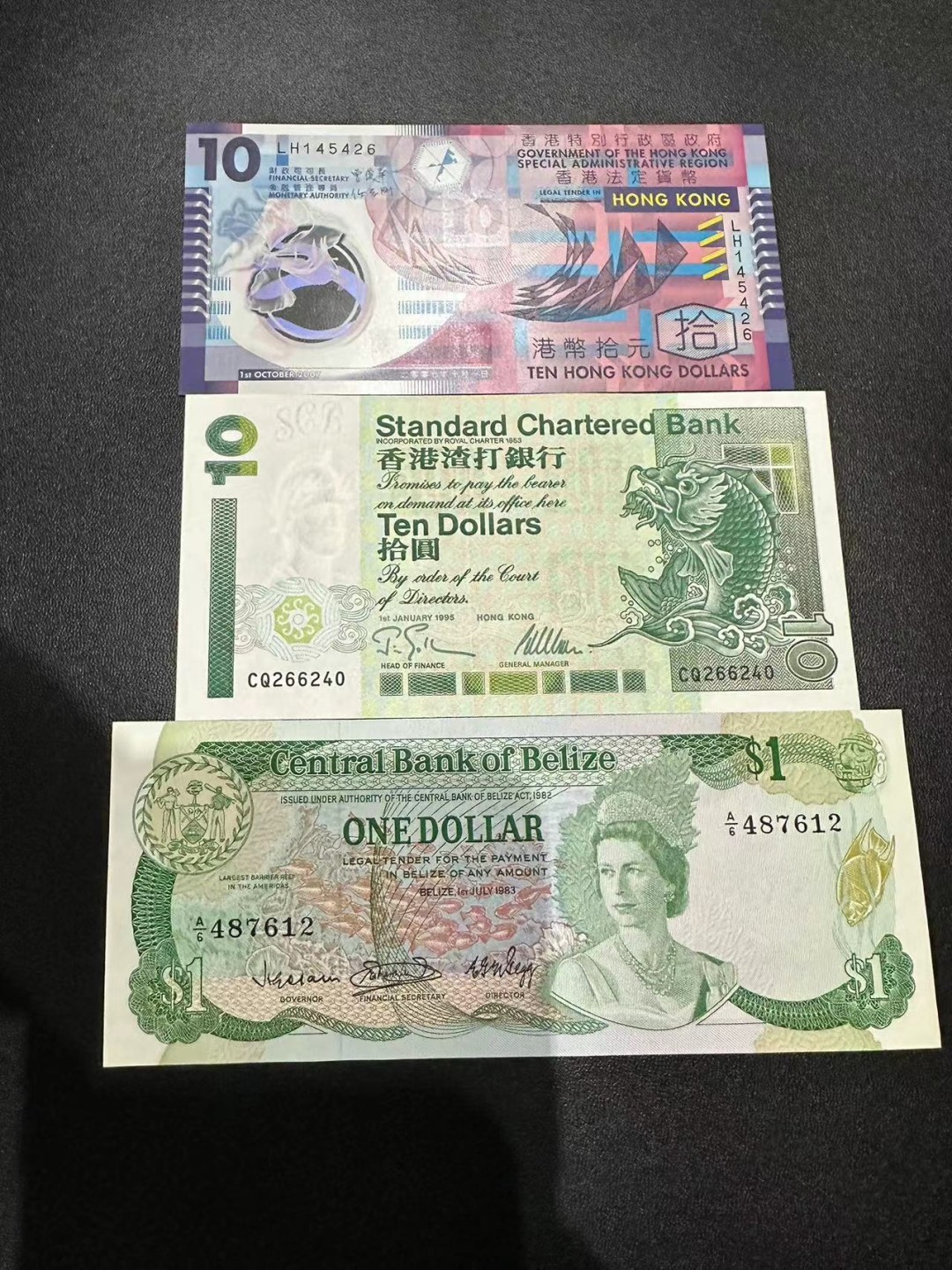 《外钞收藏家》第二百四十二期（连拍场） 港币两张加伯利兹1刀 三张一起 全新UNC