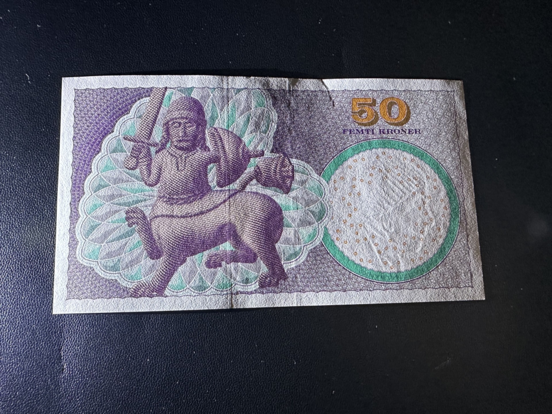 《外钞收藏家》第二百四十二期（连拍场） 丹麦浮雕版50克朗 初版 单于有一个撕口请注意