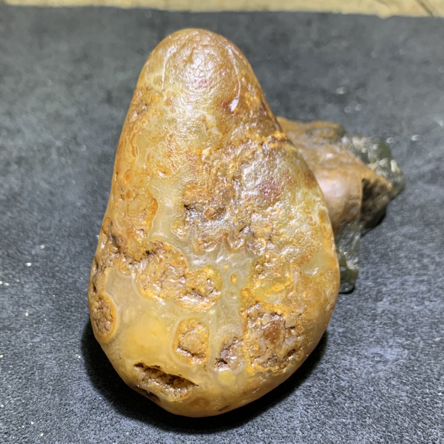 精美天然马达加斯加玛瑙原石把件，摆件一个，
