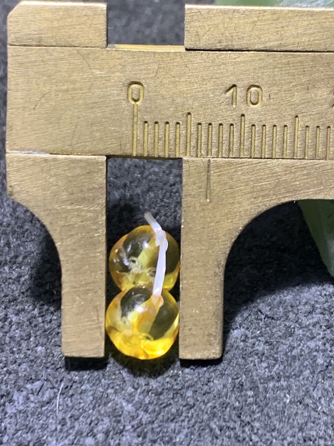 天然乌克兰原矿蜜蜡雕刻弥勒佛腰珠两颗，