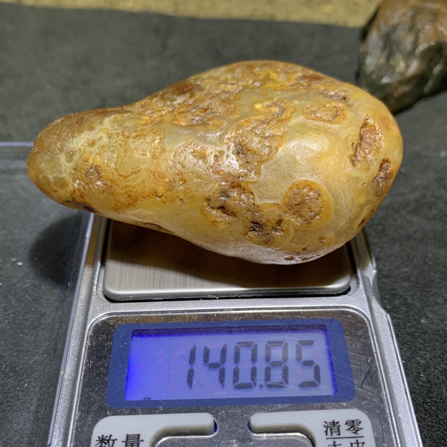 精美天然马达加斯加玛瑙原石把件，摆件一个，