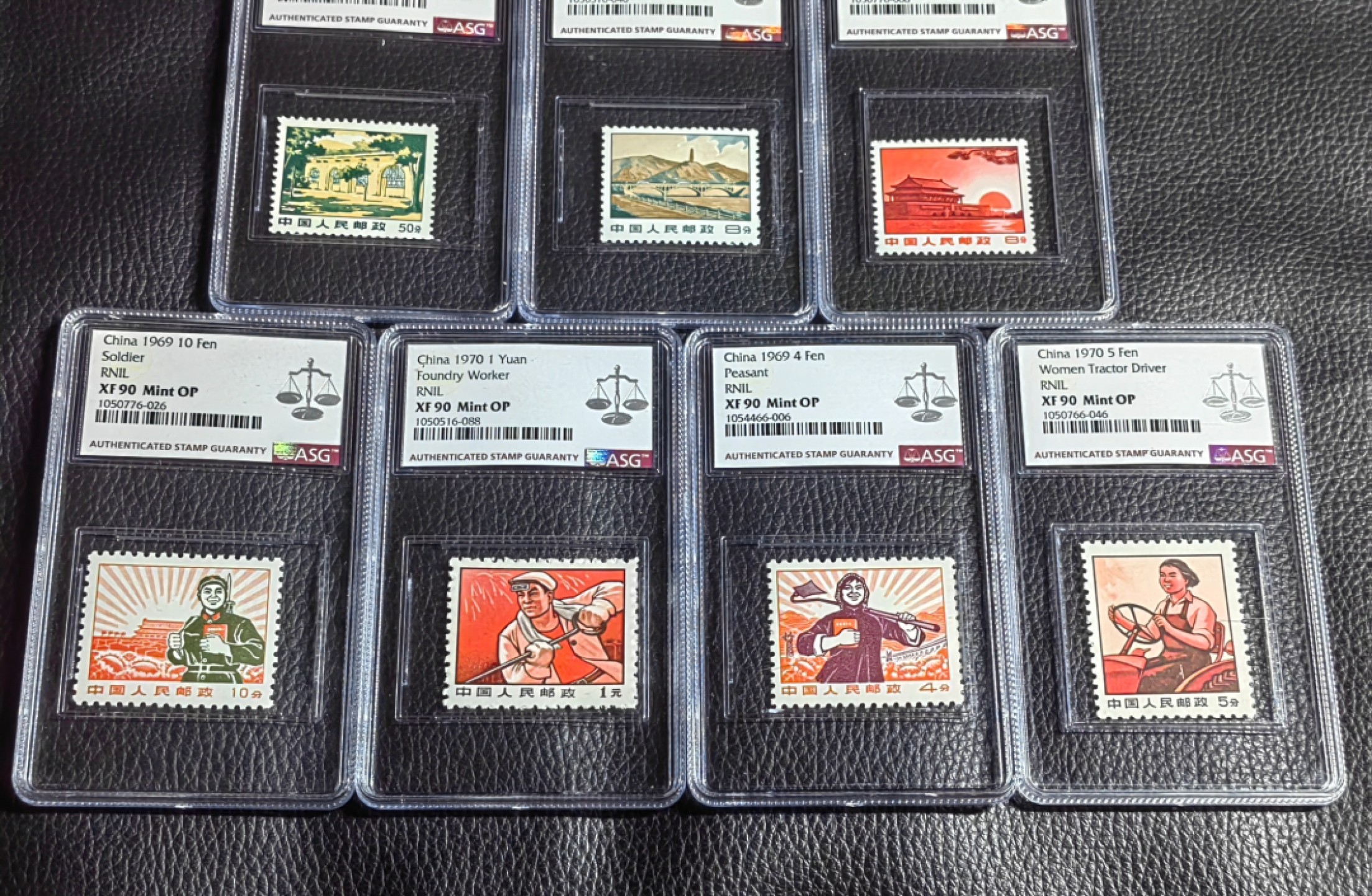 洪涛臻品批发群  精选邮票限时拍卖第一百八十期 普无号【带4枚11.5度细齿组外品】ASG90分11枚大全一套，文革唯一一套普票，经典热门品种，ASG严评普无号细齿很多不予入壳，90分的一大细齿存世量目前仅有35枚，工人细齿也不过仅有100枚，末图华宇带4枚细齿最2月17日最新成交价做参考，注意捡漏