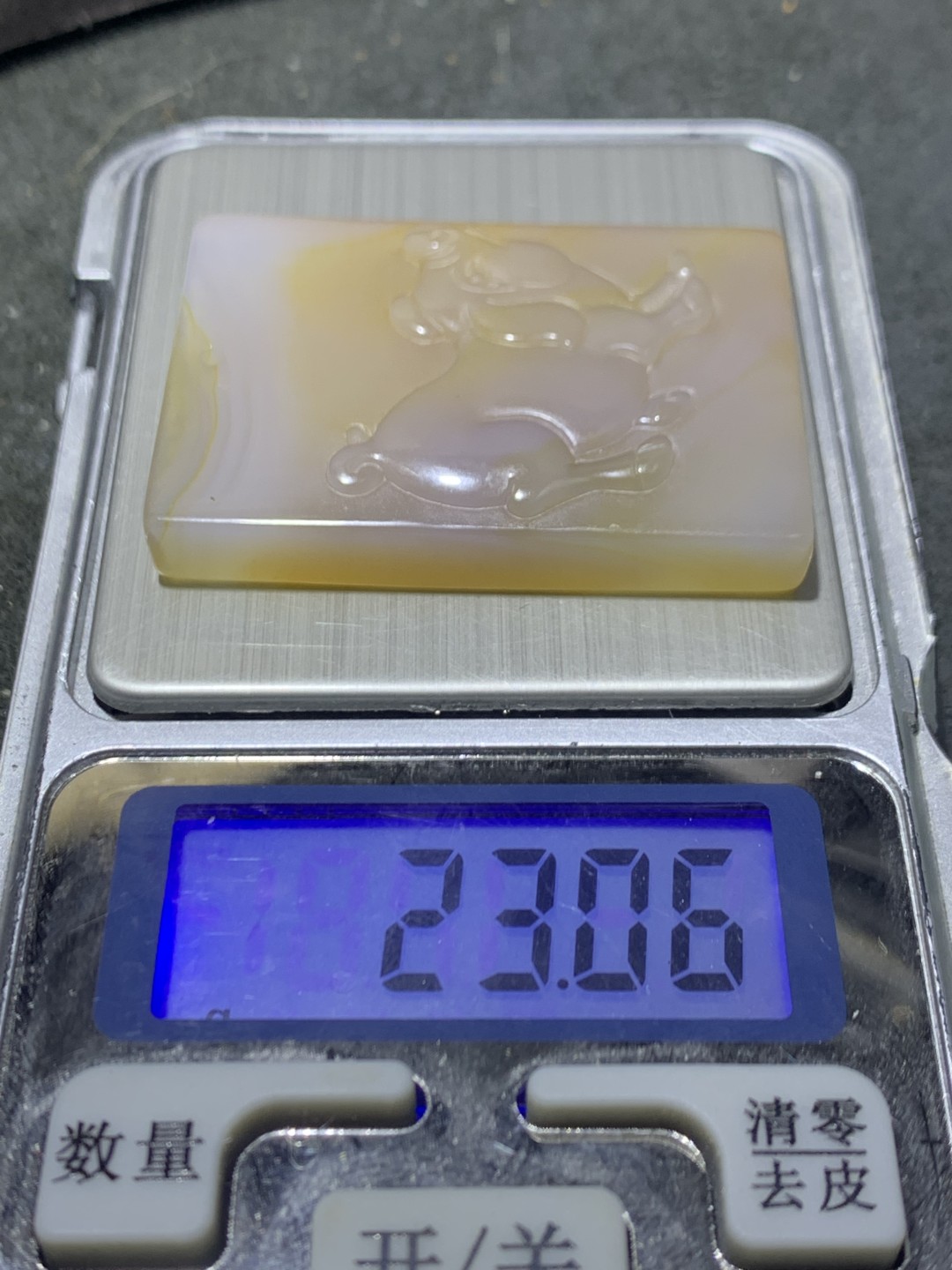 精美高玉化缠丝玛瑙雕刻“猪”圆玉润牌子一个，