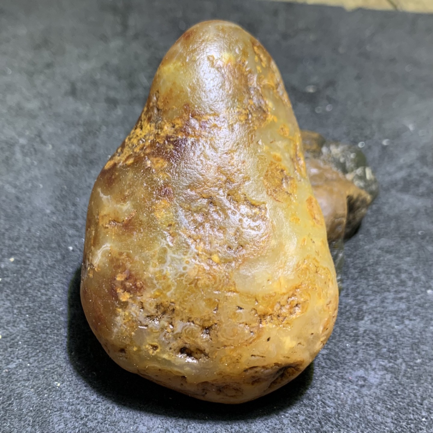 精美天然马达加斯加玛瑙原石把件，摆件一个，