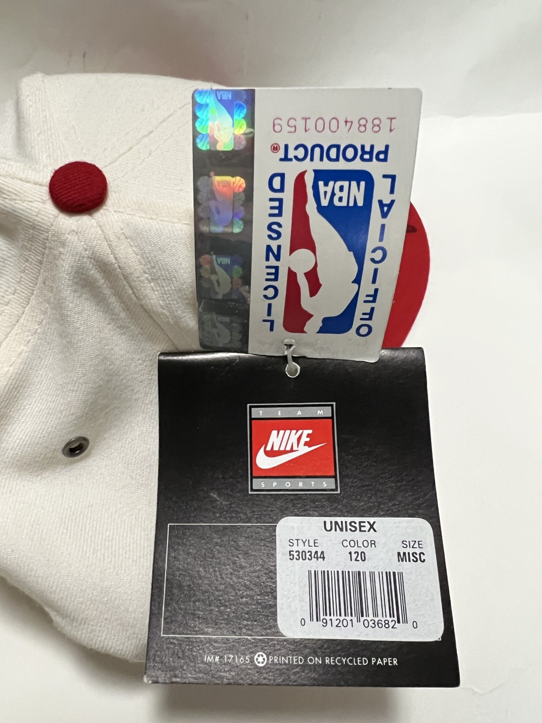 零元拍：迈克尔-乔丹亲笔签名Nike早年芝加哥公牛队队棒球帽，地球发动机级别的重量级，墨迹也是一如球风，流畅华丽，N多年前的东西还能保存成这样也是难能可贵，完美至极！