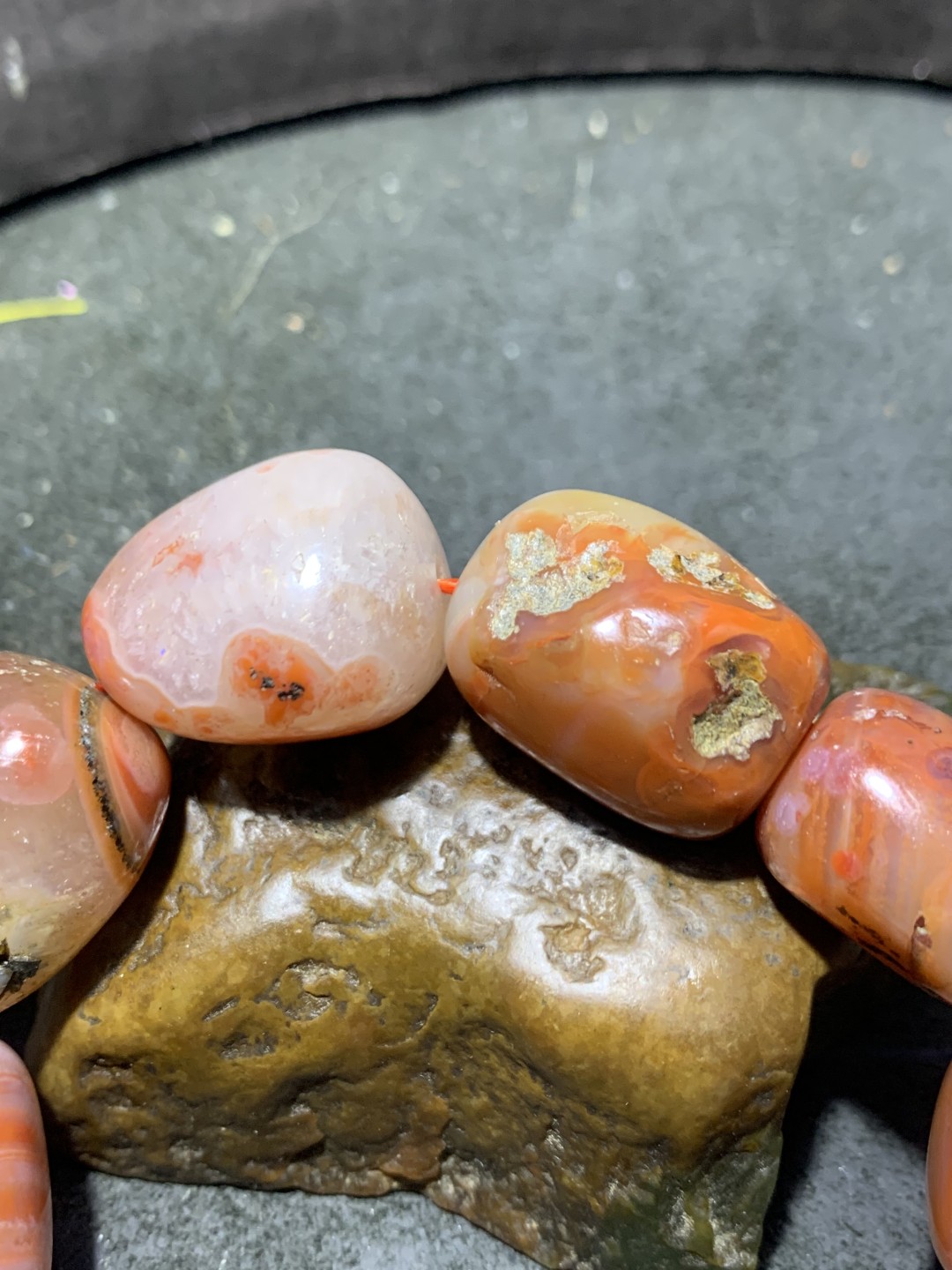 川料南红玛瑙原皮随形手串一条，