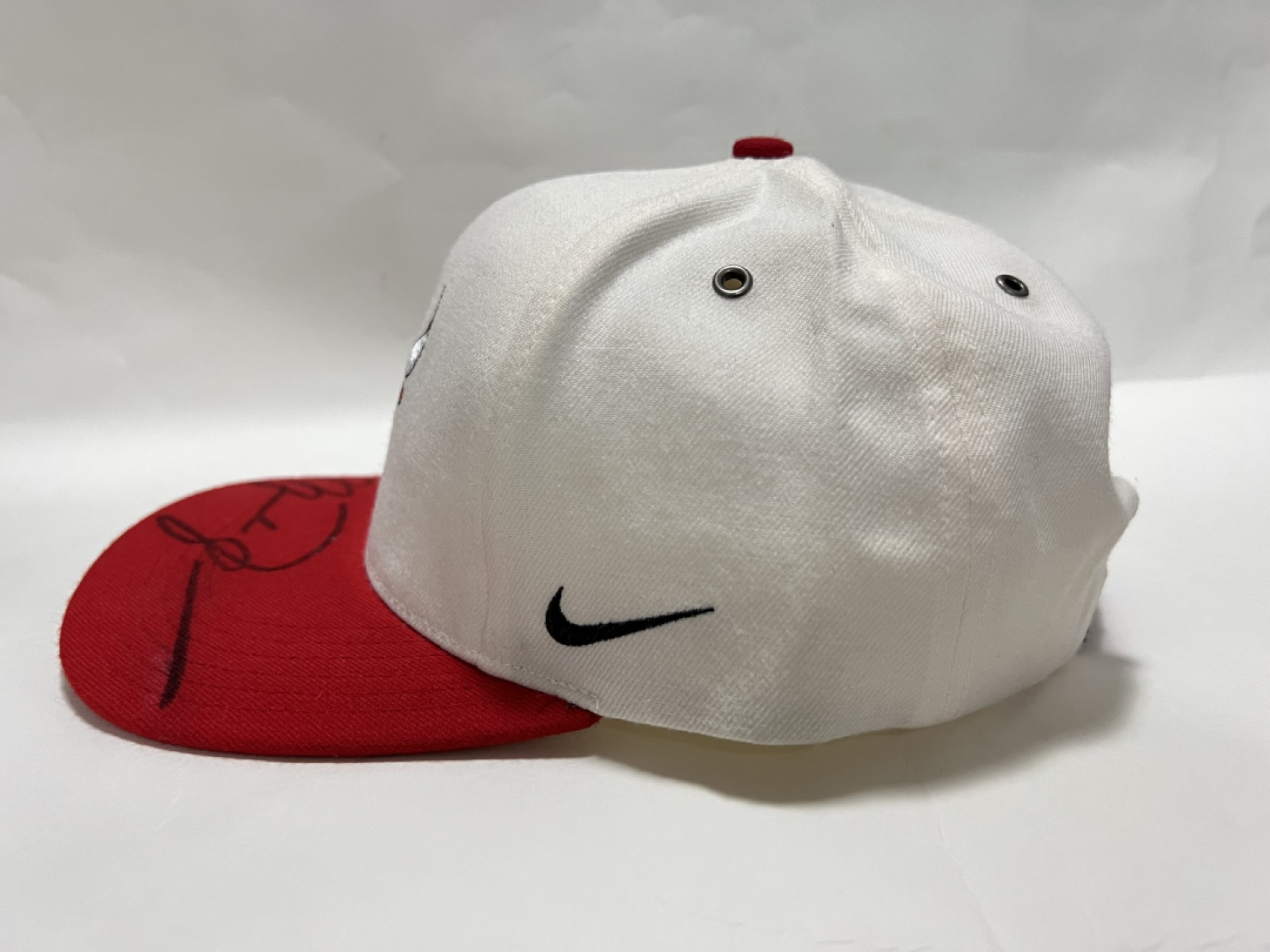 零元拍：迈克尔-乔丹亲笔签名Nike早年芝加哥公牛队队棒球帽，地球发动机级别的重量级，墨迹也是一如球风，流畅华丽，N多年前的东西还能保存成这样也是难能可贵，完美至极！