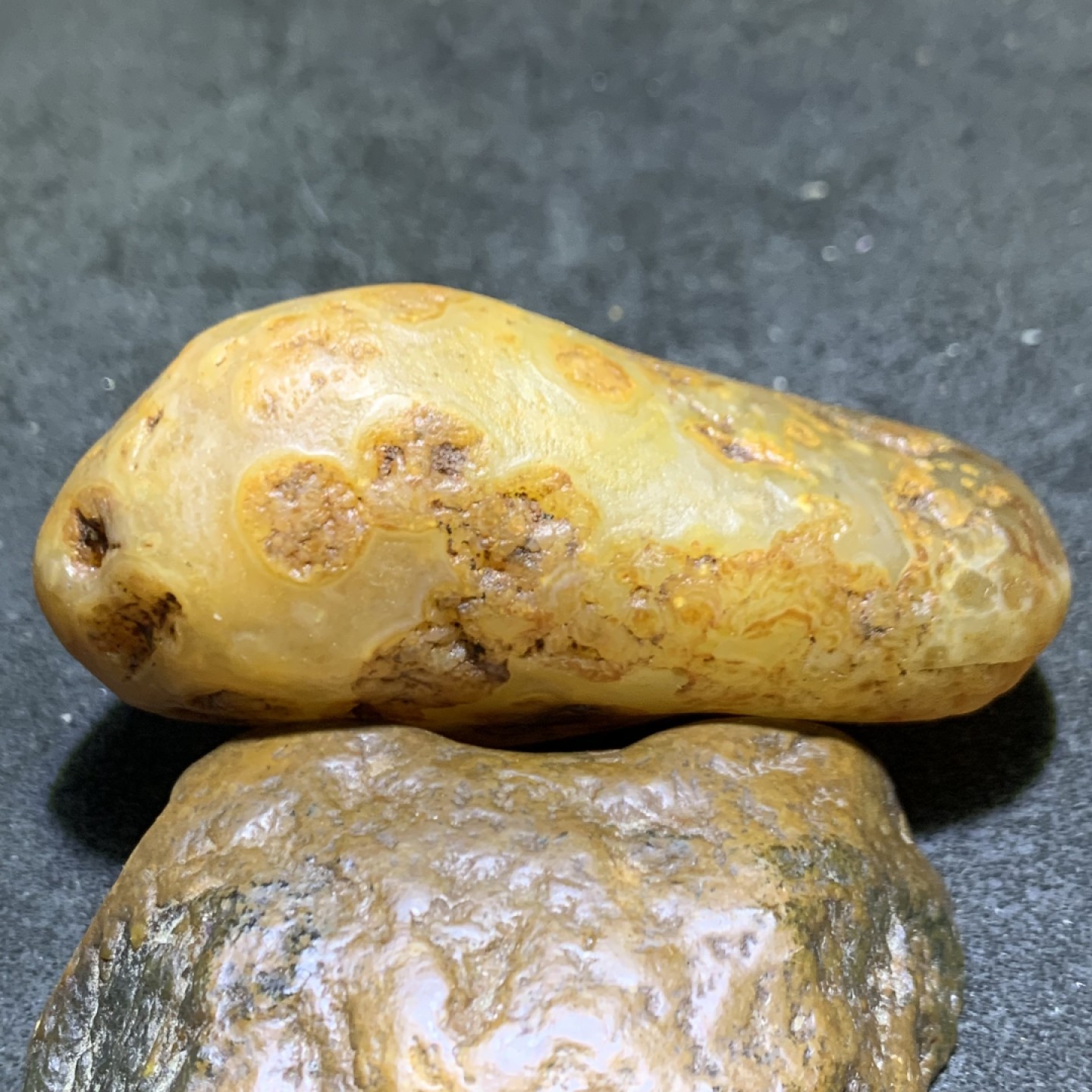 精美天然马达加斯加玛瑙原石把件，摆件一个，