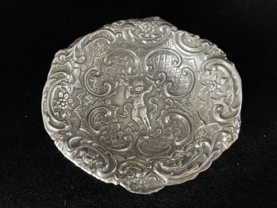 海外回流精品拍卖 - 回流小天使银盘，长：8.5cm，17.8g，工艺精美。