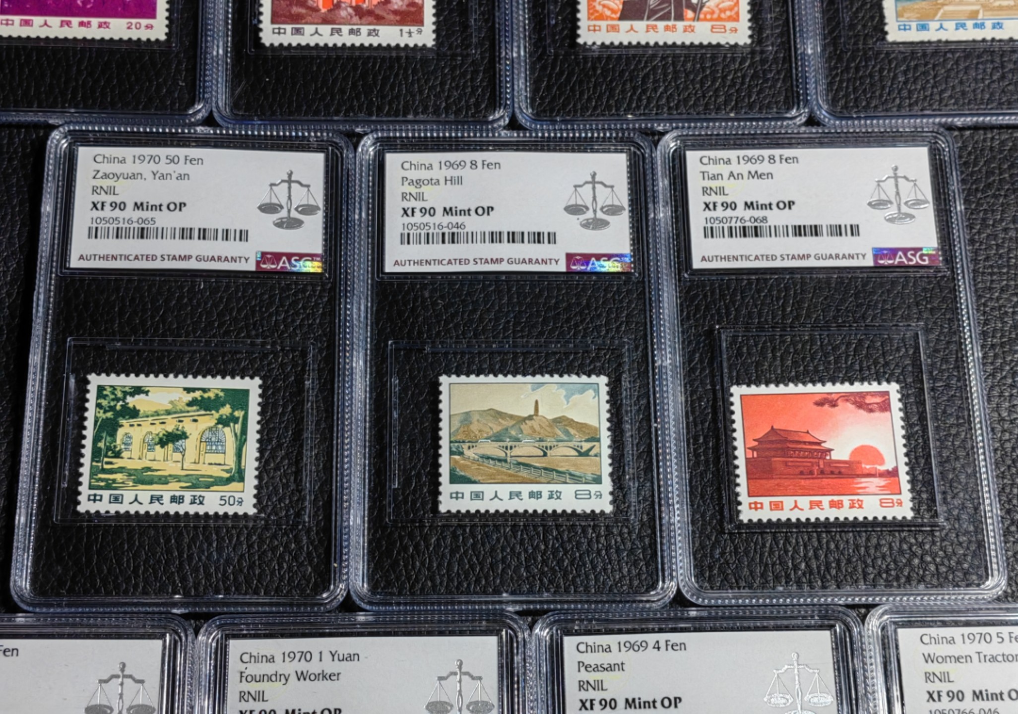 洪涛臻品批发群  精选邮票限时拍卖第一百八十期 普无号【带4枚11.5度细齿组外品】ASG90分11枚大全一套，文革唯一一套普票，经典热门品种，ASG严评普无号细齿很多不予入壳，90分的一大细齿存世量目前仅有35枚，工人细齿也不过仅有100枚，末图华宇带4枚细齿最2月17日最新成交价做参考，注意捡漏