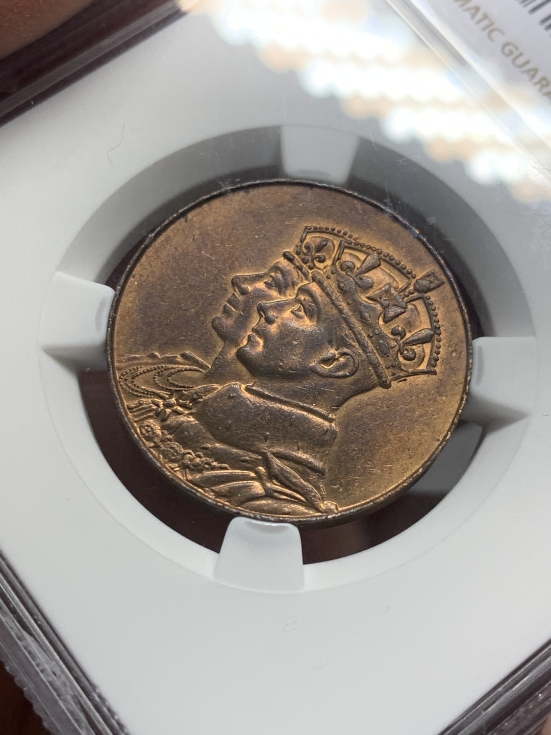 《竞宝斋》第136场-周日，周一连拍 (全场包邮) NGC-MS63BN 英国 1939年 乔治六世 皇室首次访问加拿大纪念铜章。厚重小铜章，背面加拿大地图，河流细节雕琢惊人。铜光亮眼，63高分不易。