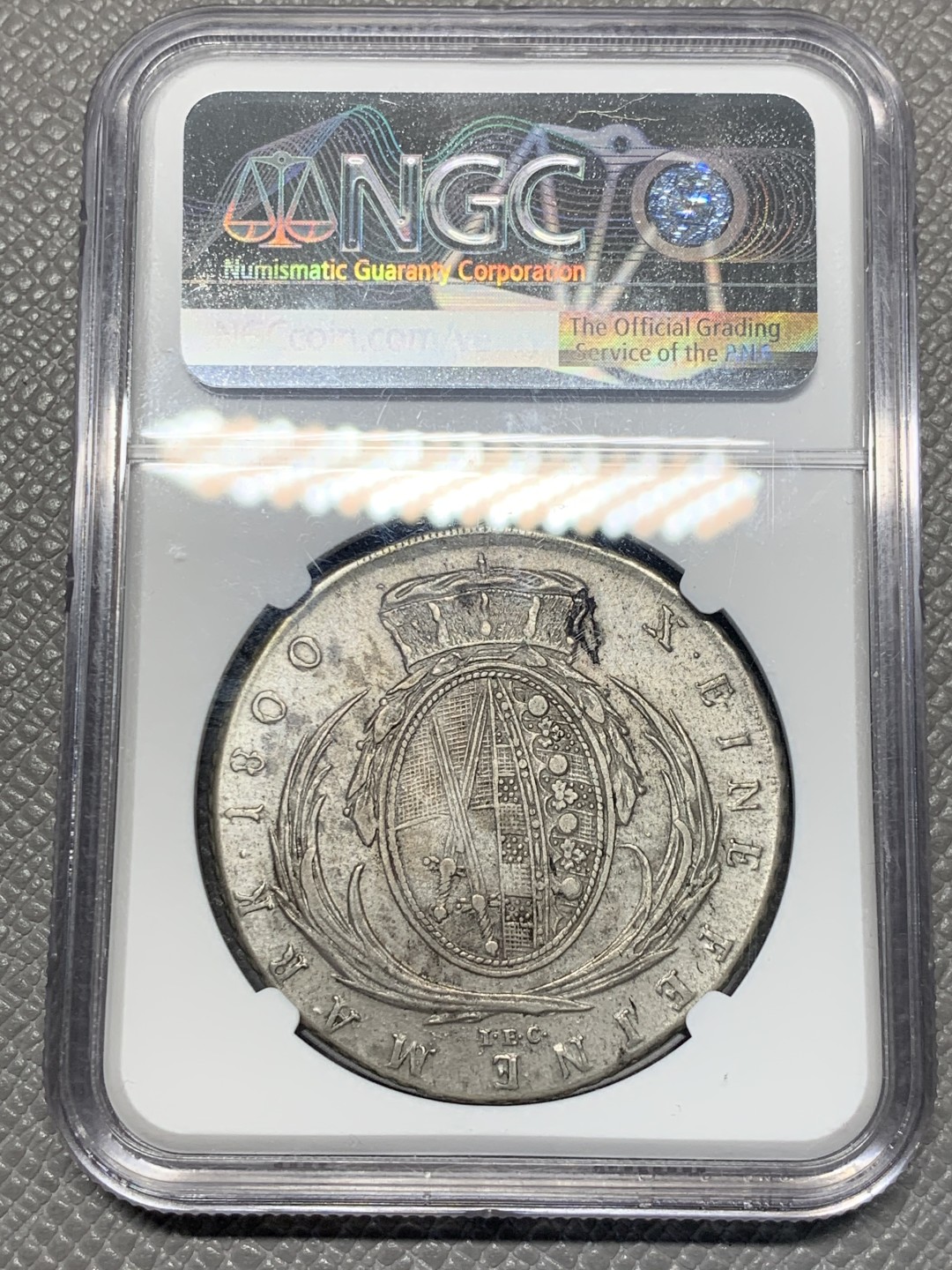 《竞宝斋》第136场-周日，周一连拍 (全场包邮) NGC-AU 德国 萨克森1800年戎装鱼鳞甲大泰勒 比大头版少见很多 底板干净没有清洗痕迹 鱼鳞甲和盾徽都是全深打 无伤放心入