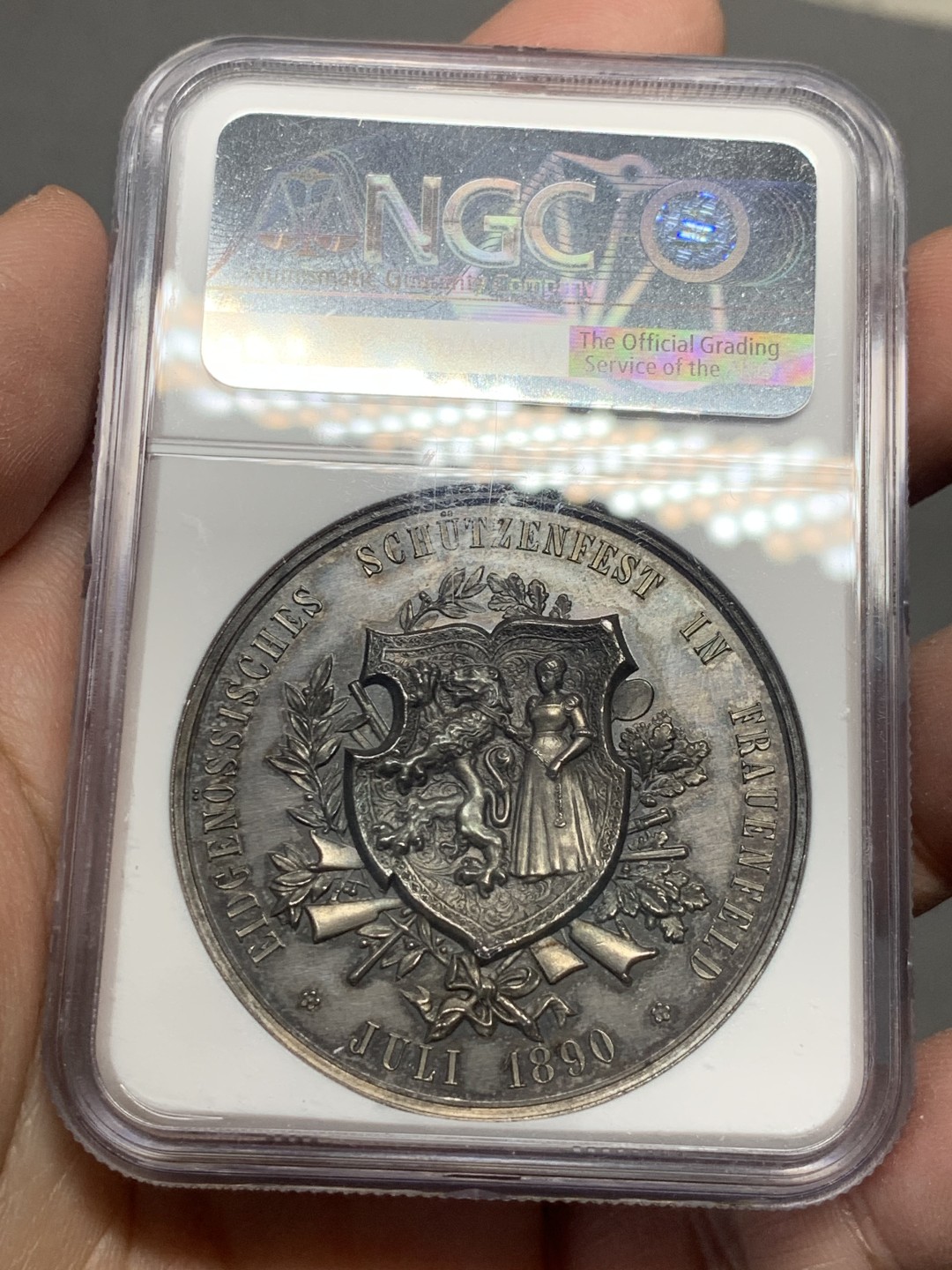 《竞宝斋》第136场-周日，周一连拍 (全场包邮) NGC MS62 1890年瑞士弗劳恩菲尔德射击节银章，镜面底板，高点俱在，低评，藏家原盒拆出送评（附原盒）