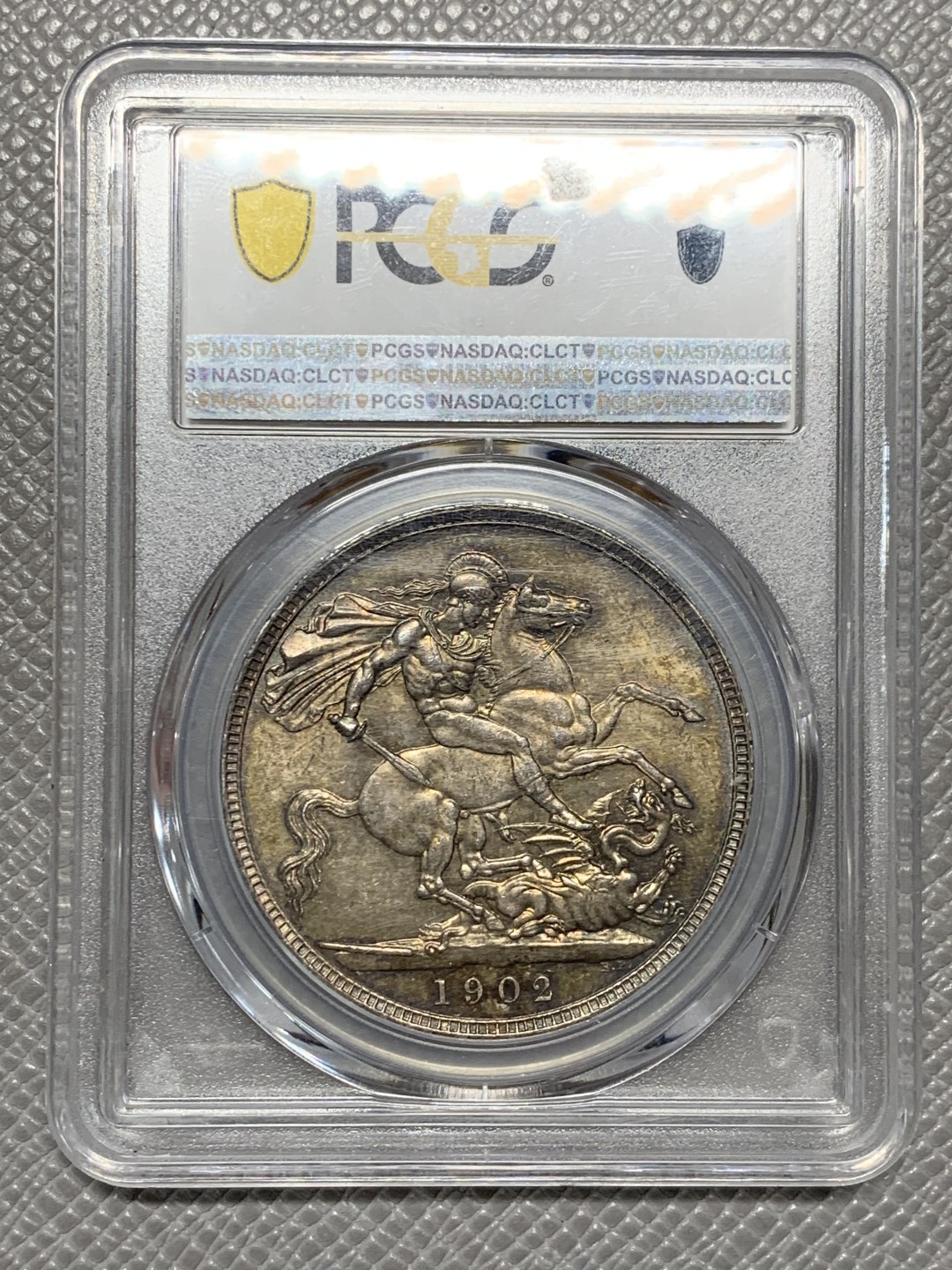 《竞宝斋》第136场-周日，周一连拍 (全场包邮) PCGS MS62 英国 1902年 爱七马剑克朗 普制 发行量仅256000 低评 双面好彩 马剑面细节动人 普制因参与流通 同分好品比精制难很多 好彩更难