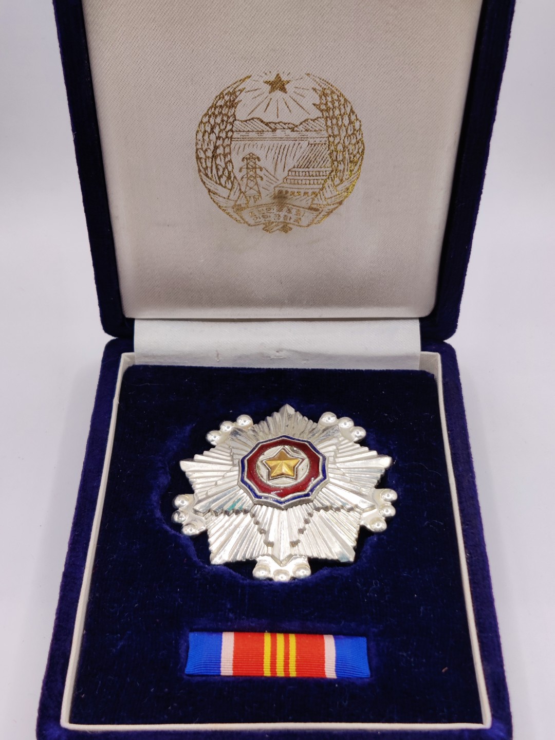 全场0元起拍 第32期 咸鱼国勋章拍卖专场 2月22日（周三）下午6：00开始 朝总联版烫金国辉盒 三级国旗勋章+