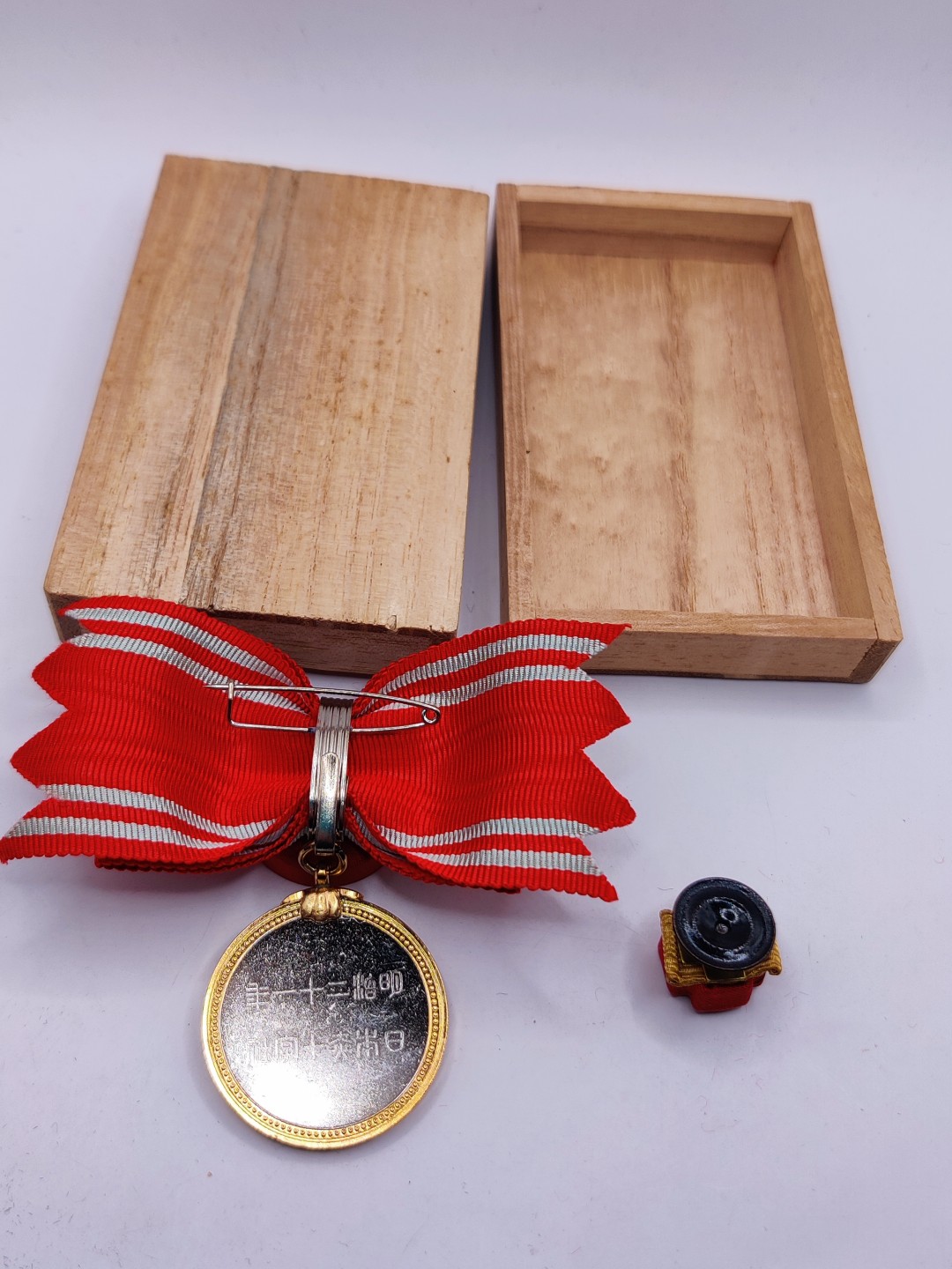 全场0元起拍 第32期 咸鱼国勋章拍卖专场 2月22日（周三）下午6：00开始 女版 赤十字金色特别社员章 带盒略