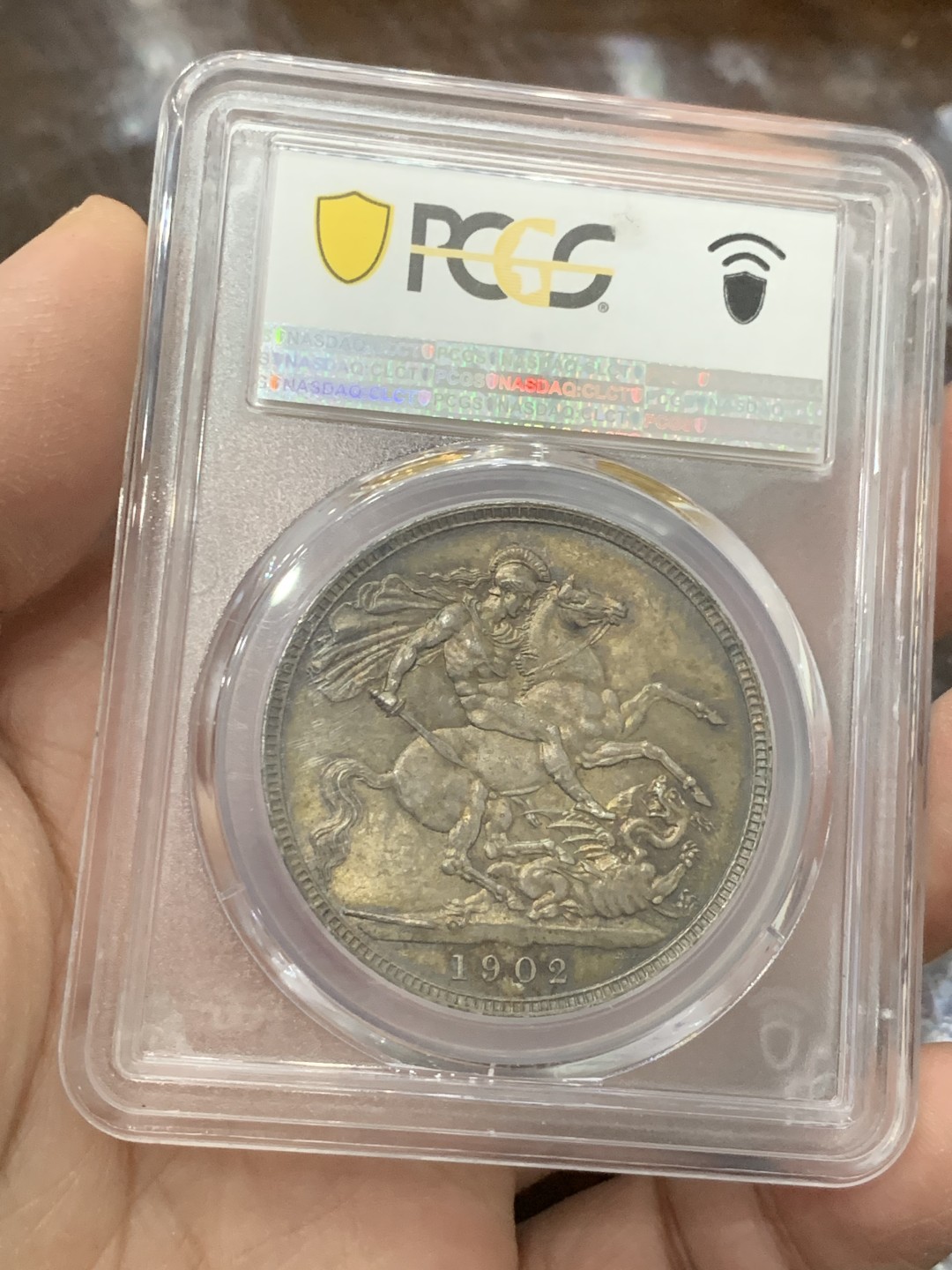 《竞宝斋》第136场-周日，周一连拍 (全场包邮) PCGS MS62 英国 1902年 爱七马剑克朗 普制 发行量仅256000 低评 双面好彩 马剑面细节动人 普制因参与流通 同分好品比精制难很多 好彩更难