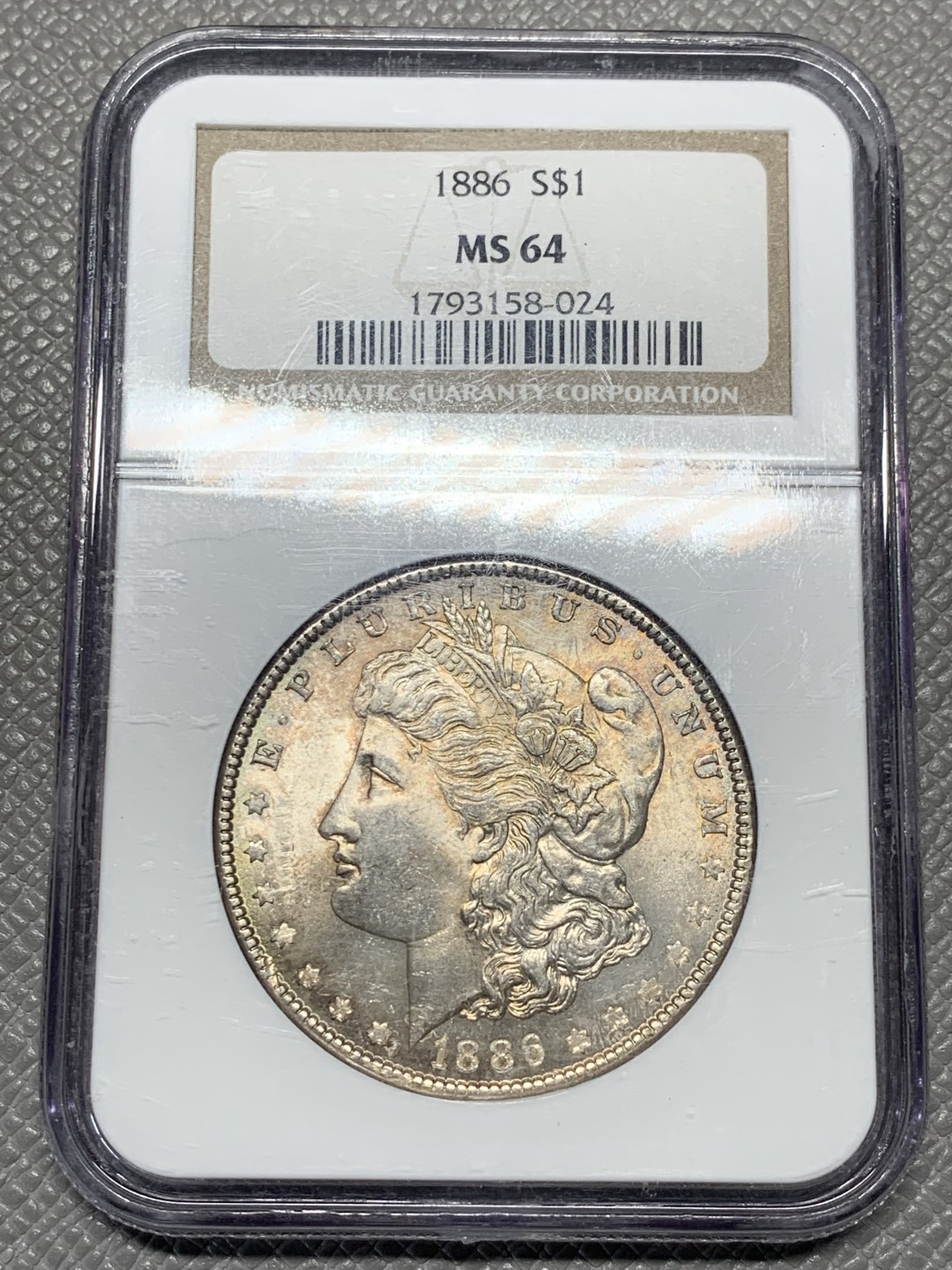 《竞宝斋》第136场-周日，周一连拍 (全场包邮) PCGS-MS64 美国 1886年摩根1美元大银币，背面青绿彩，色泽丰富绚丽。车轮转光，老N盒品质保障