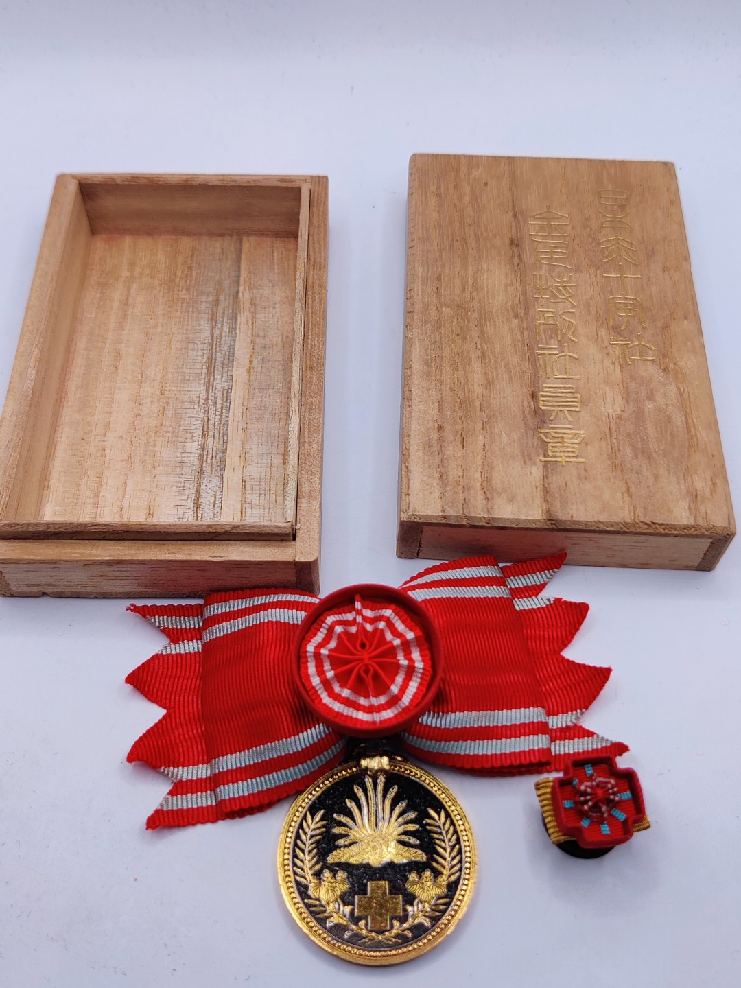 全场0元起拍 第32期 咸鱼国勋章拍卖专场 2月22日（周三）下午6：00开始 女版 赤十字金色特别社员章 带盒略