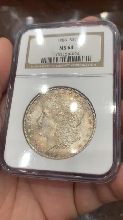 《竞宝斋》第136场-周日，周一连拍 (全场包邮) PCGS-MS64 美国 1886年摩根1美元大银币，背面青绿彩，色泽丰富绚丽。车轮转光，老N盒品质保障