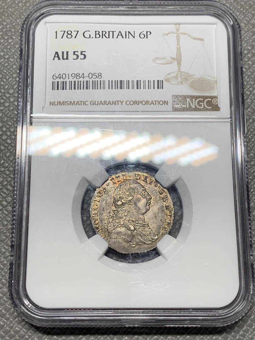 《竞宝斋》第136场-周日，周一连拍 (全场包邮) NGC AU55 1787 年英国乔治三世6便士 只发行了这一年，为发行前期的无心版，较后期发行的有心版贵。经典的英国包浆，细节完整，乔三胸像依旧栩栩如生