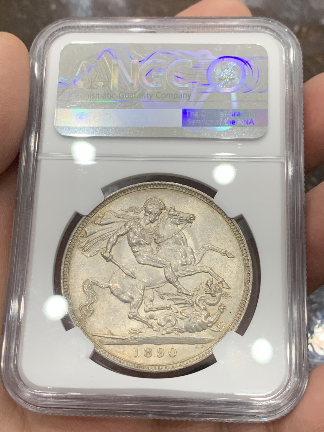 《竞宝斋》第136场-周日，周一连拍 (全场包邮) NGC-MS62 英国 1890年维多利亚一克朗马剑银币 状态很不错 少见年份