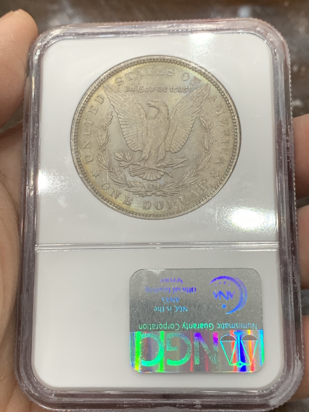 《竞宝斋》第136场-周日，周一连拍 (全场包邮) PCGS-MS64 美国 1886年摩根1美元大银币，背面青绿彩，色泽丰富绚丽。车轮转光，老N盒品质保障