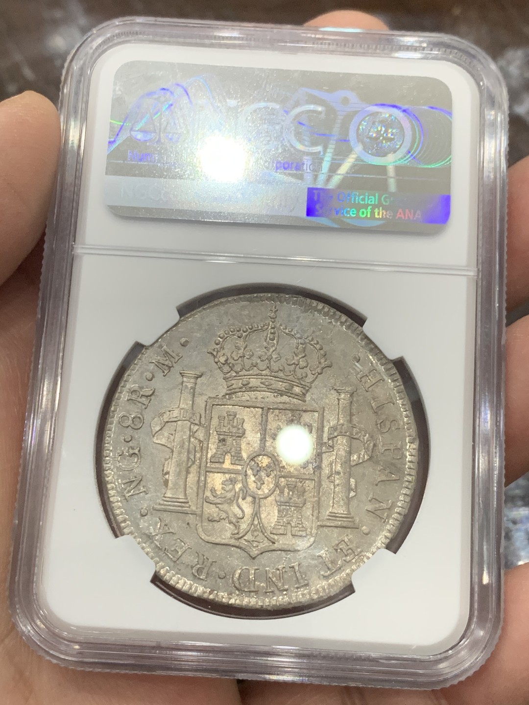 《竞宝斋》第136场-周日，周一连拍 (全场包邮) 冠军分 NGC MS62 危地马拉 1815年 费七 双柱 大银币 花冠无磨损 PL底板 难得
