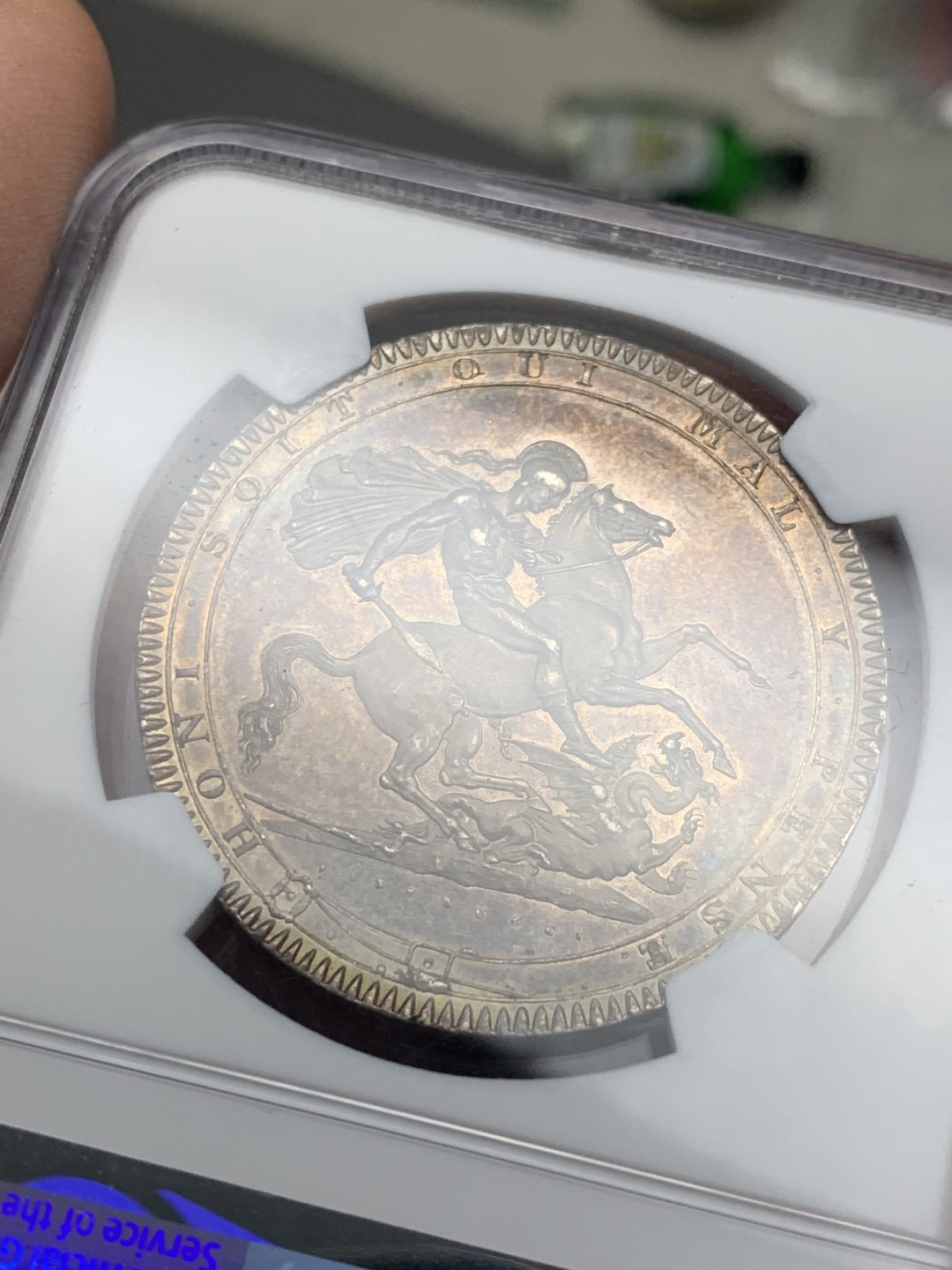 《竞宝斋》第136场-周日，周一连拍 (全场包邮) NGC-MS61 英国 1818年乔治三世一克朗马剑银币 深色包浆带光