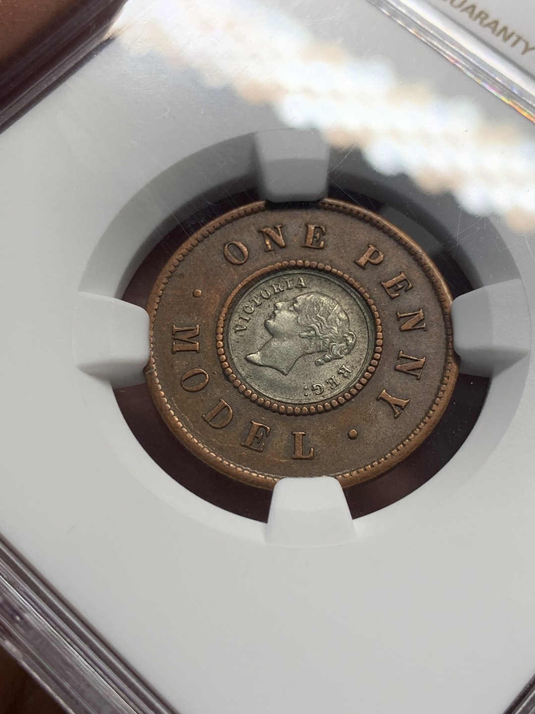 《竞宝斋》第136场-周日，周一连拍 (全场包邮) NGC MS63分1844年英国双色便士。亚军分，往上只有64分。边缘铜色保留较好接近RB的程度，中心银层无损带转光！一个非常不错的币