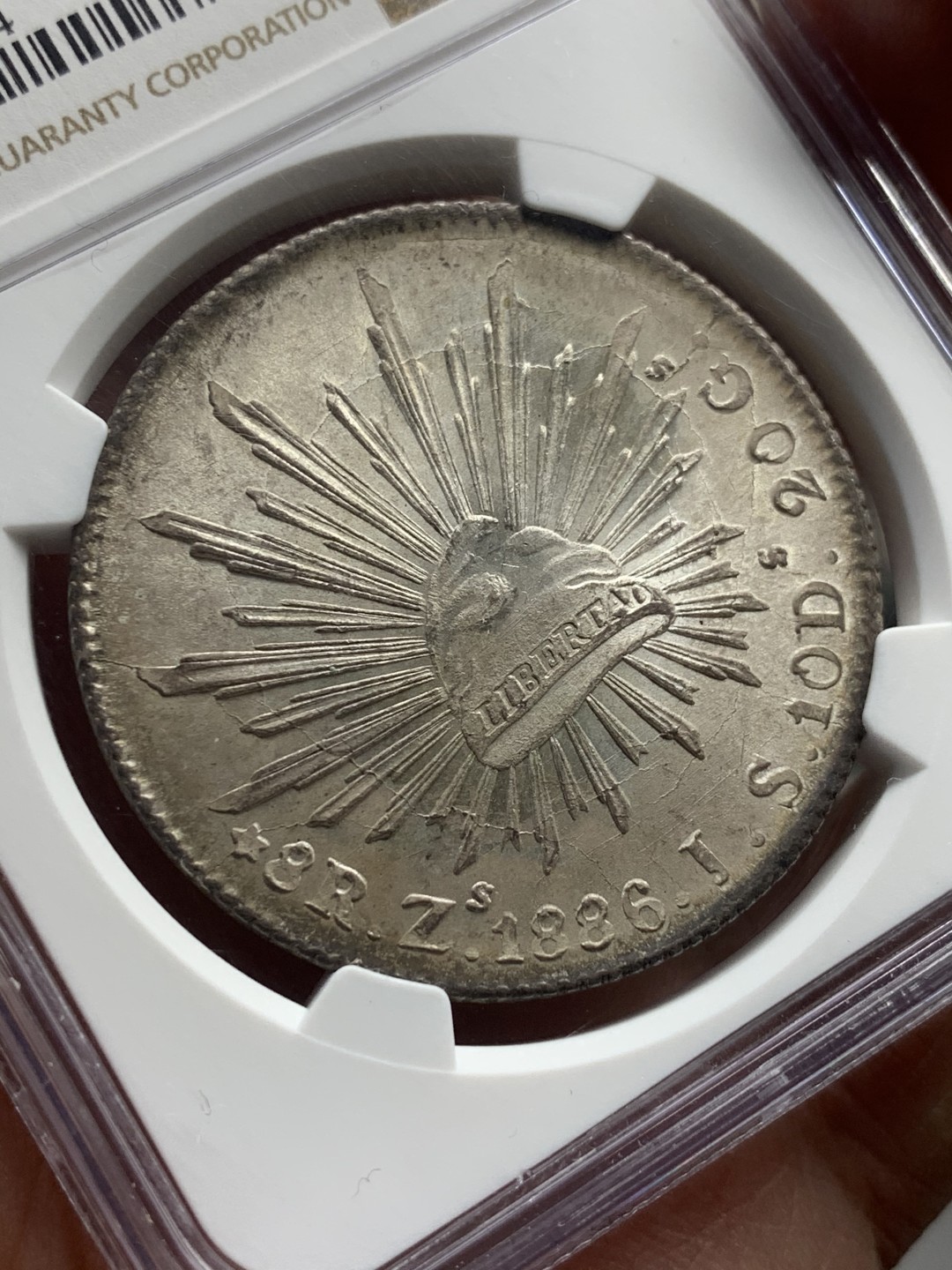 《竞宝斋》第136场-周日，周一连拍 (全场包邮) 冠军分 NGC MS66 墨西哥 1886年ZS JS 8R 鹰洋 整体粉光 打制清晰 帽中褶皱都非常的清晰 难得佳品