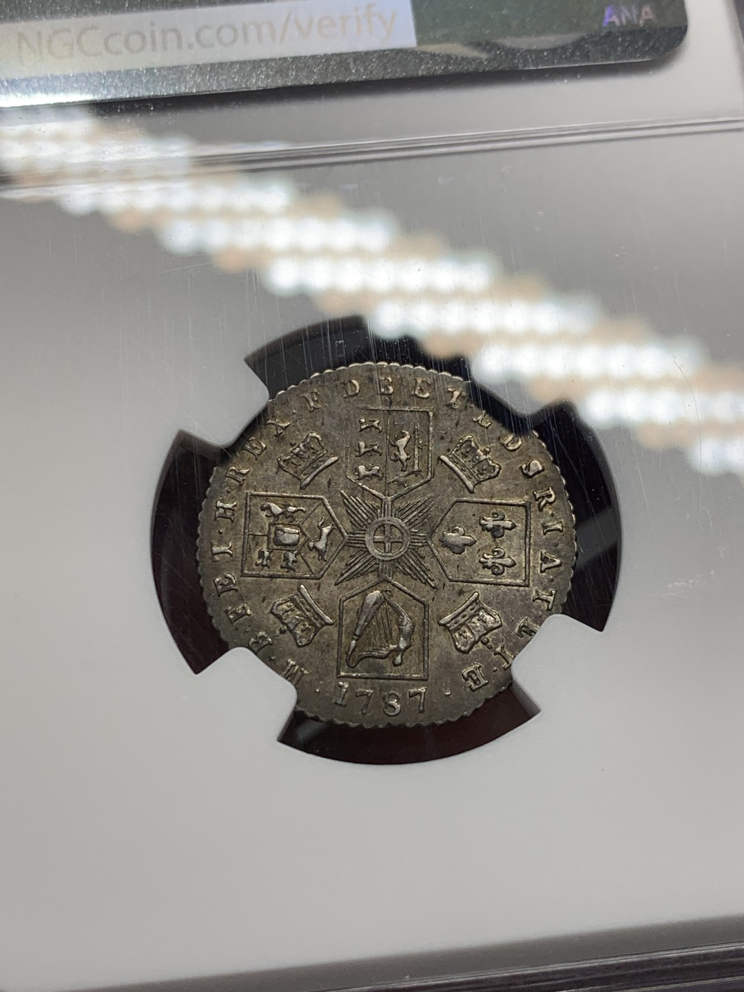 《竞宝斋》第136场-周日，周一连拍 (全场包邮) NGC AU55 1787 年英国乔治三世6便士 只发行了这一年，为发行前期的无心版，较后期发行的有心版贵。经典的英国包浆，细节完整，乔三胸像依旧栩栩如生