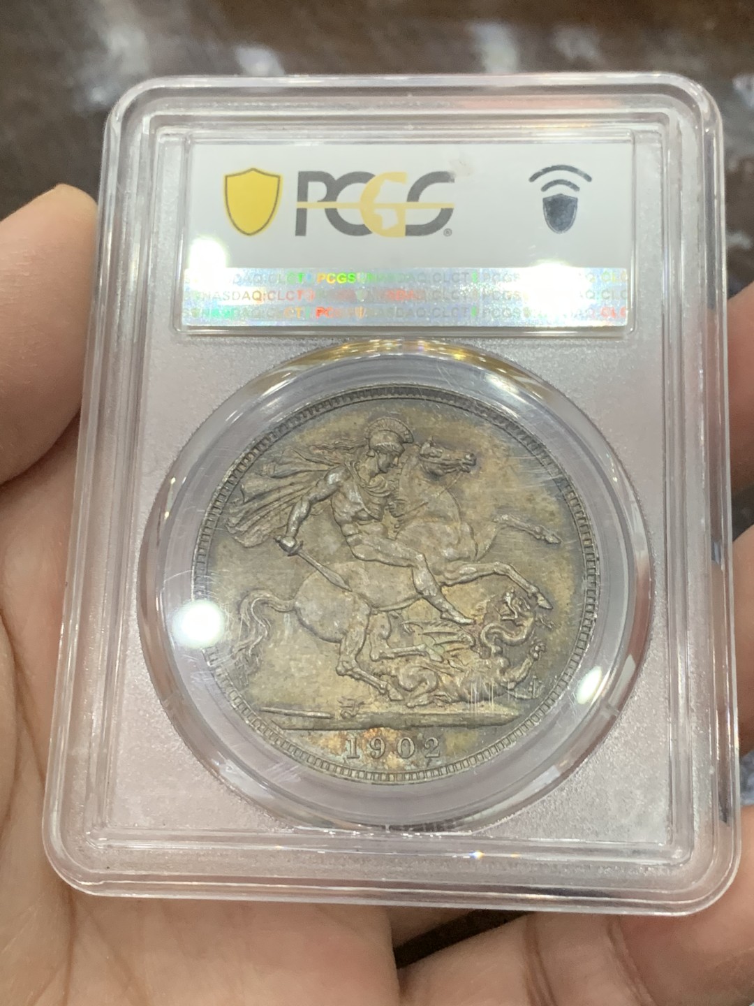 《竞宝斋》第136场-周日，周一连拍 (全场包邮) PCGS MS62 英国 1902年 爱七马剑克朗 普制 发行量仅256000 低评 双面好彩 马剑面细节动人 普制因参与流通 同分好品比精制难很多 好彩更难