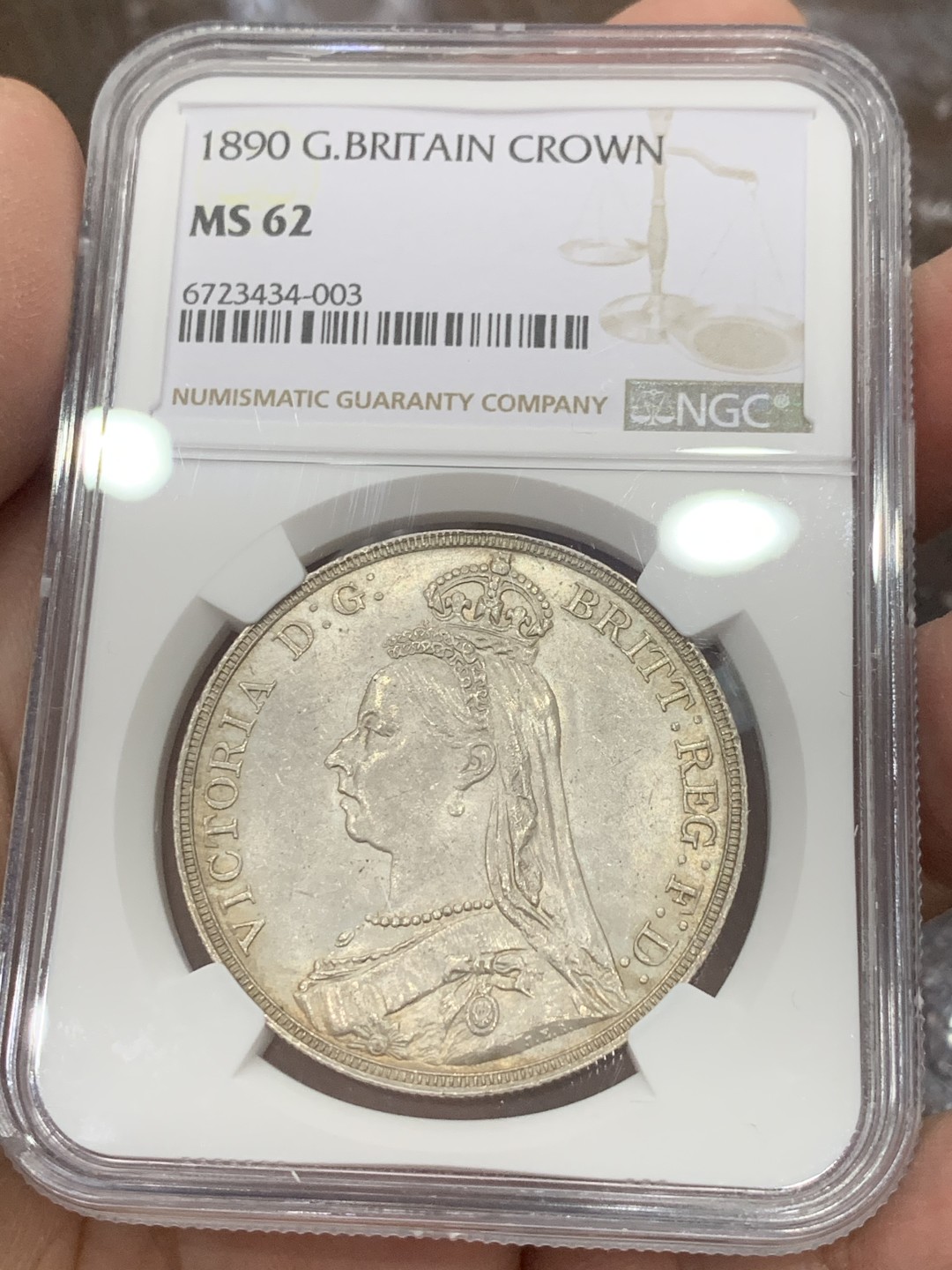 《竞宝斋》第136场-周日，周一连拍 (全场包邮) NGC-MS62 英国 1890年维多利亚一克朗马剑银币 状态很不错 少见年份