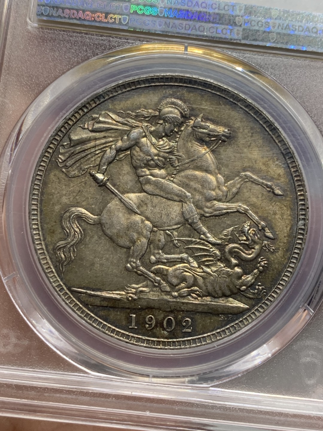 《竞宝斋》第136场-周日，周一连拍 (全场包邮) PCGS MS62 英国 1902年 爱七马剑克朗 普制 发行量仅256000 低评 双面好彩 马剑面细节动人 普制因参与流通 同分好品比精制难很多 好彩更难