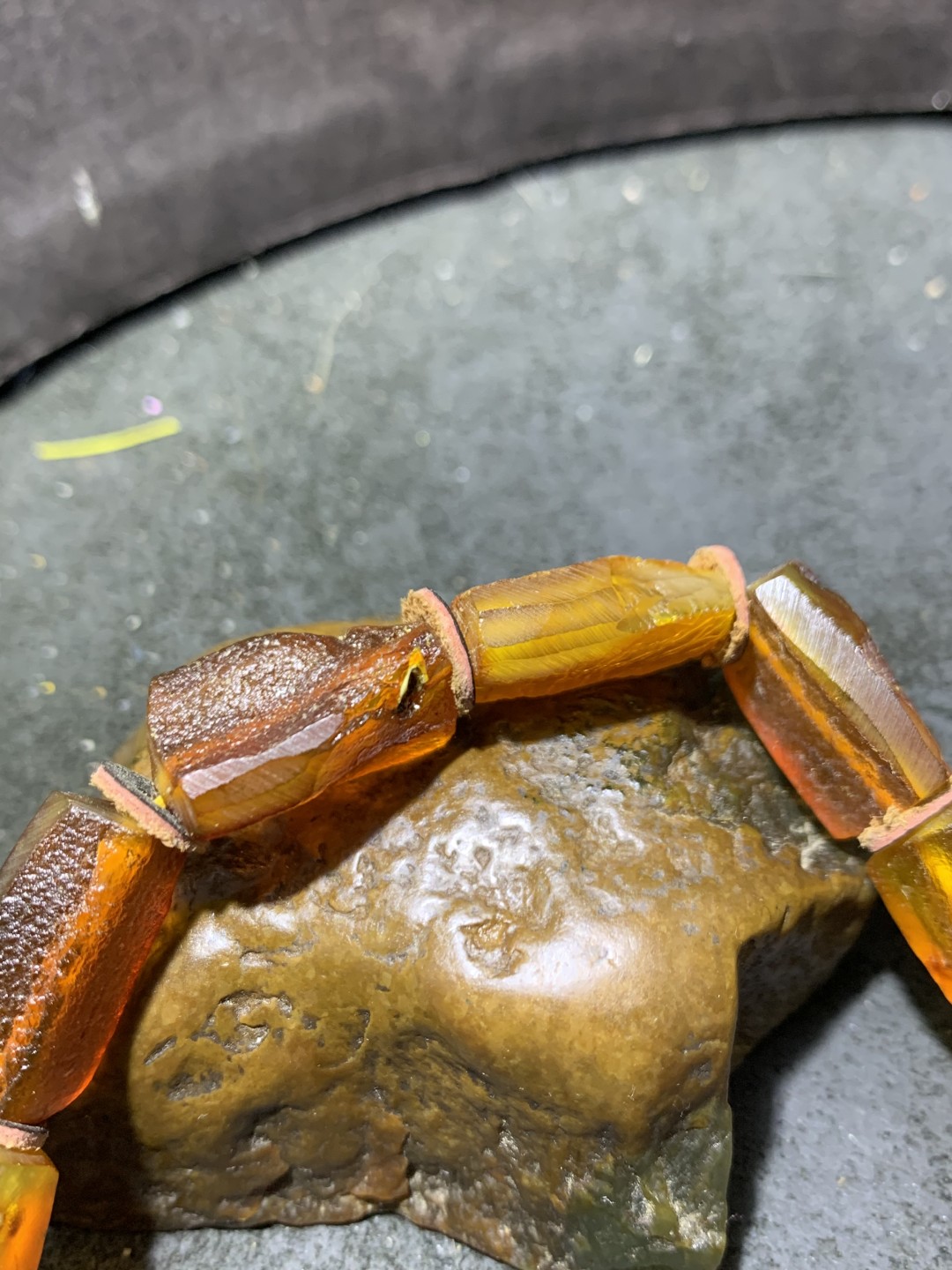 精美天然乌克兰蜜蜡原石打磨随形手串1条！