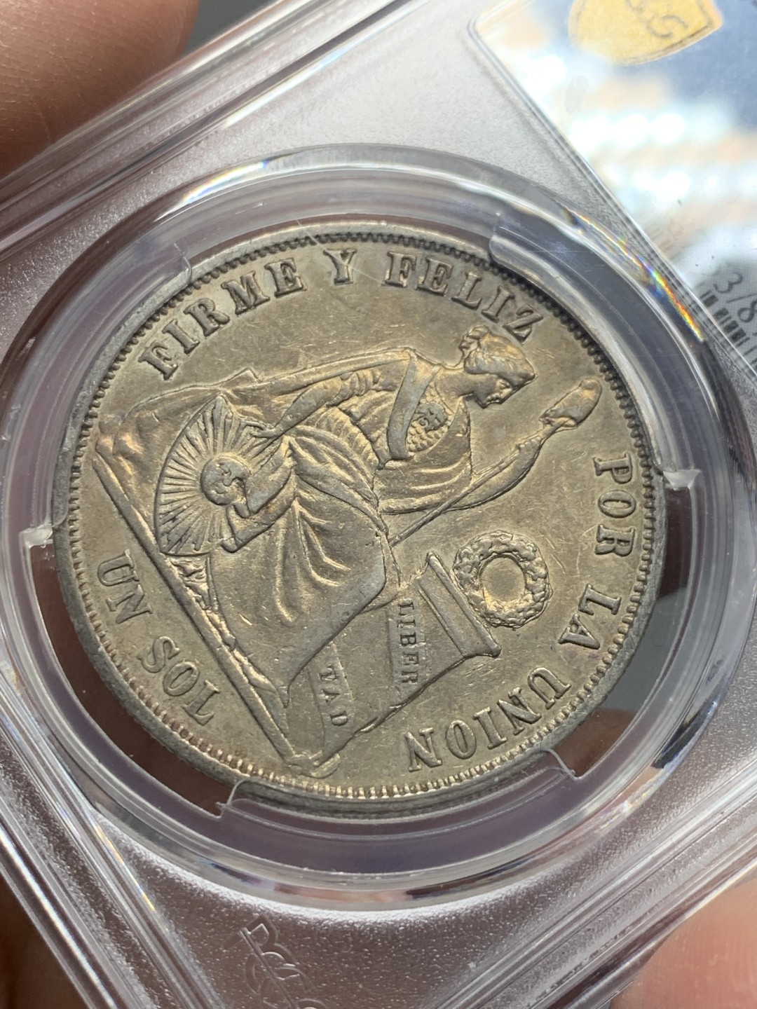 《竞宝斋》第136场-周日，周一连拍 (全场包邮) PCGS-AU53 秘鲁1865年1索尔坐人女神大银币 早期年份秘鲁坐人，同年更高分仅4枚 金彩包浆均匀靓丽，好彩难得