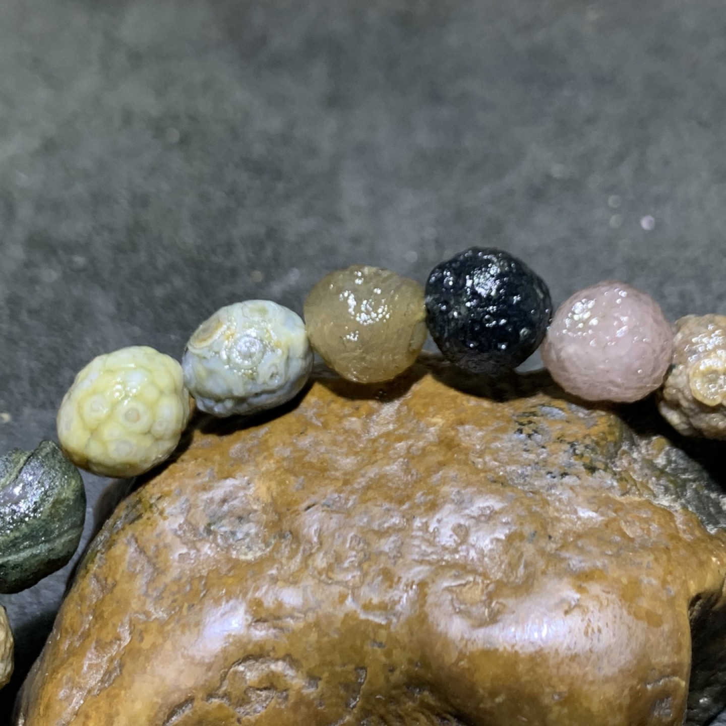 精美外蒙眼石手串一条！