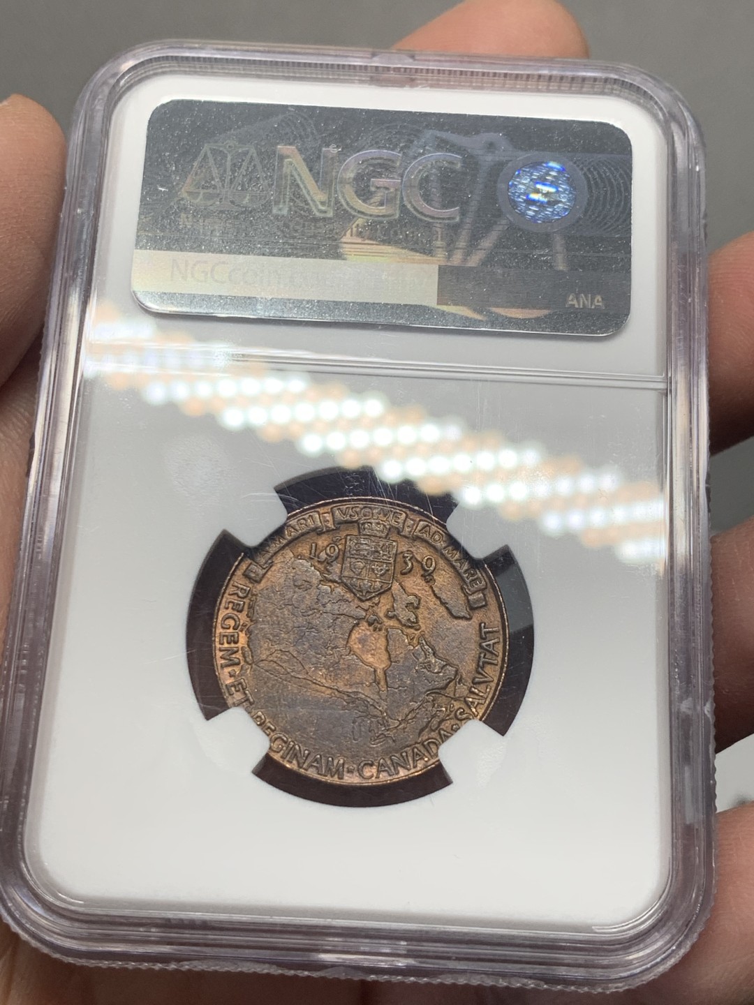 《竞宝斋》第136场-周日，周一连拍 (全场包邮) NGC-MS63BN 英国 1939年 乔治六世 皇室首次访问加拿大纪念铜章。厚重小铜章，背面加拿大地图，河流细节雕琢惊人。铜光亮眼，63高分不易。