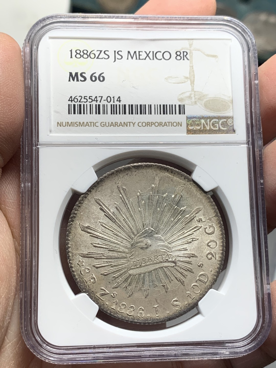 《竞宝斋》第136场-周日，周一连拍 (全场包邮) 冠军分 NGC MS66 墨西哥 1886年ZS JS 8R 鹰洋 整体粉光 打制清晰 帽中褶皱都非常的清晰 难得佳品