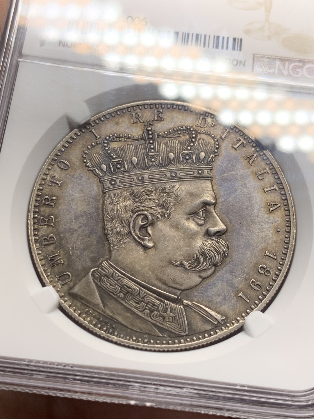 《竞宝斋》第136场-周日，周一连拍 (全场包邮) NGC MS63+ 意属厄立特里亚1891年 5里拉银币，意属殖民地大名誉品。一步到位的状态，非常舒服的包浆带PL感。2022年摩纳哥拍卖，总价9000欧落槌。包浆币给分保守了