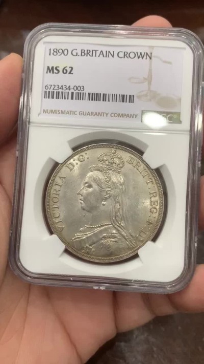 《竞宝斋》第136场-周日，周一连拍 (全场包邮) NGC-MS62 英国 1890年维多利亚一克朗马剑银币 状态很不错 少见年份
