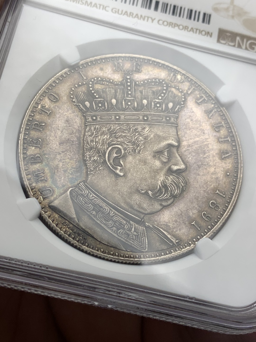 《竞宝斋》第136场-周日，周一连拍 (全场包邮) NGC MS63+ 意属厄立特里亚1891年 5里拉银币，意属殖民地大名誉品。一步到位的状态，非常舒服的包浆带PL感。2022年摩纳哥拍卖，总价9000欧落槌。包浆币给分保守了
